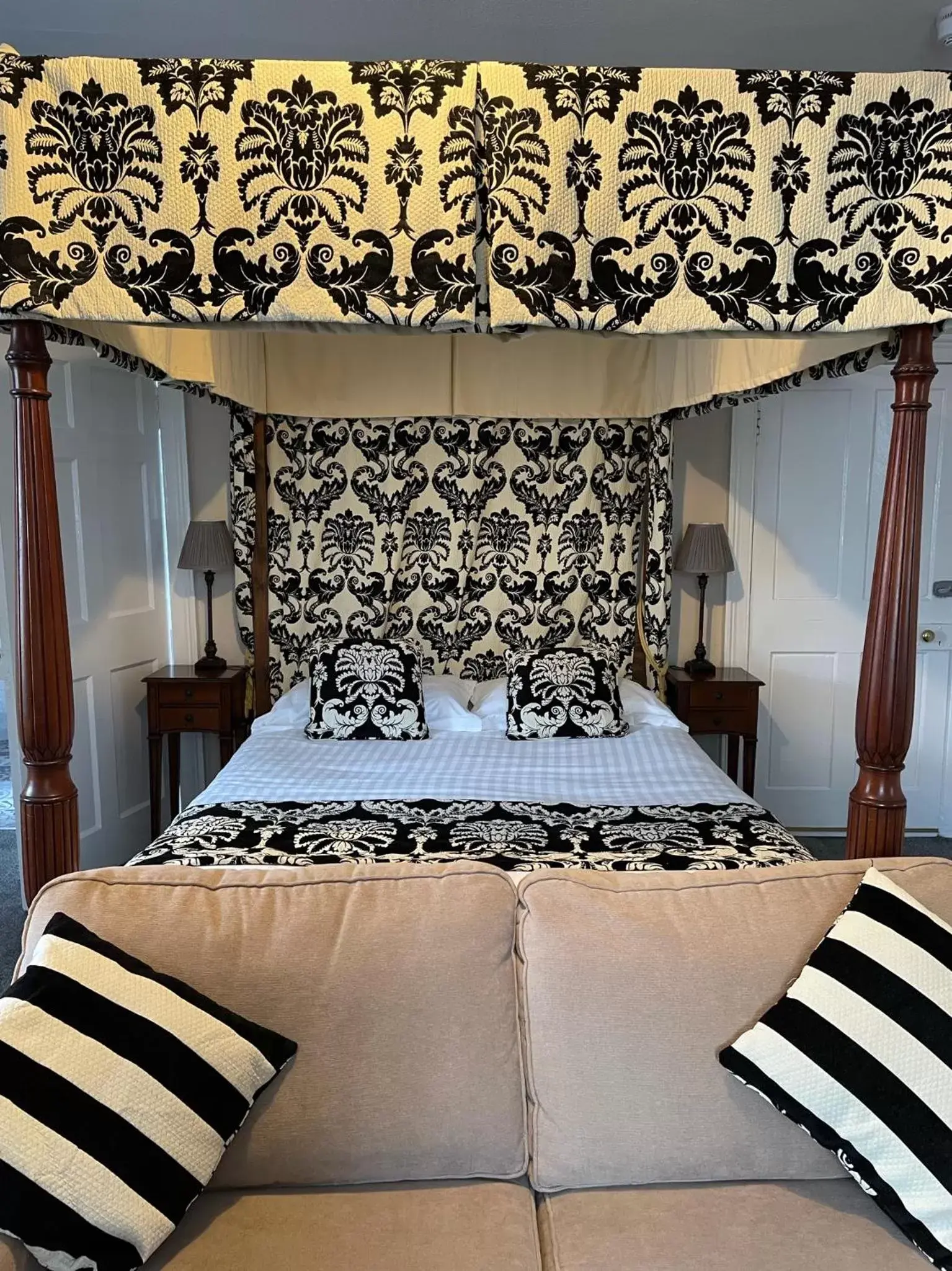 Bed in The Original Rosslyn Inn