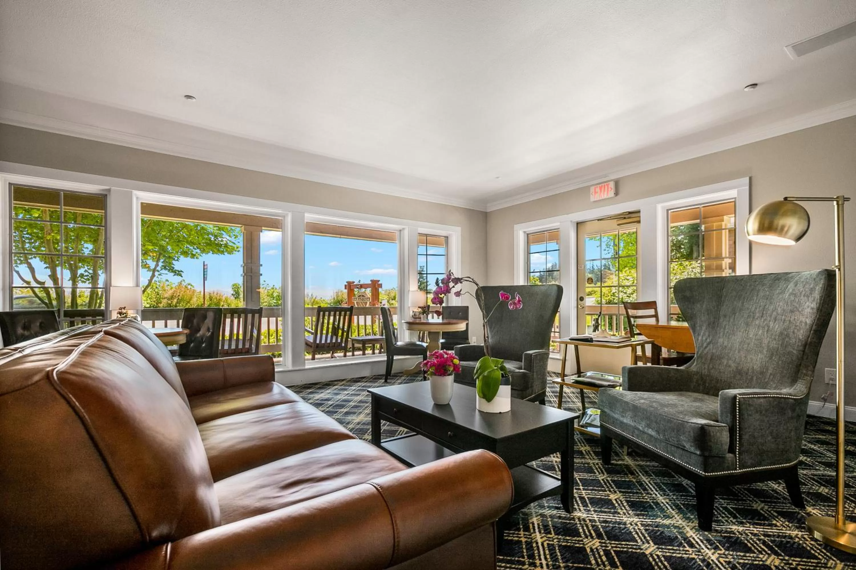 Living room in Saratoga Inn