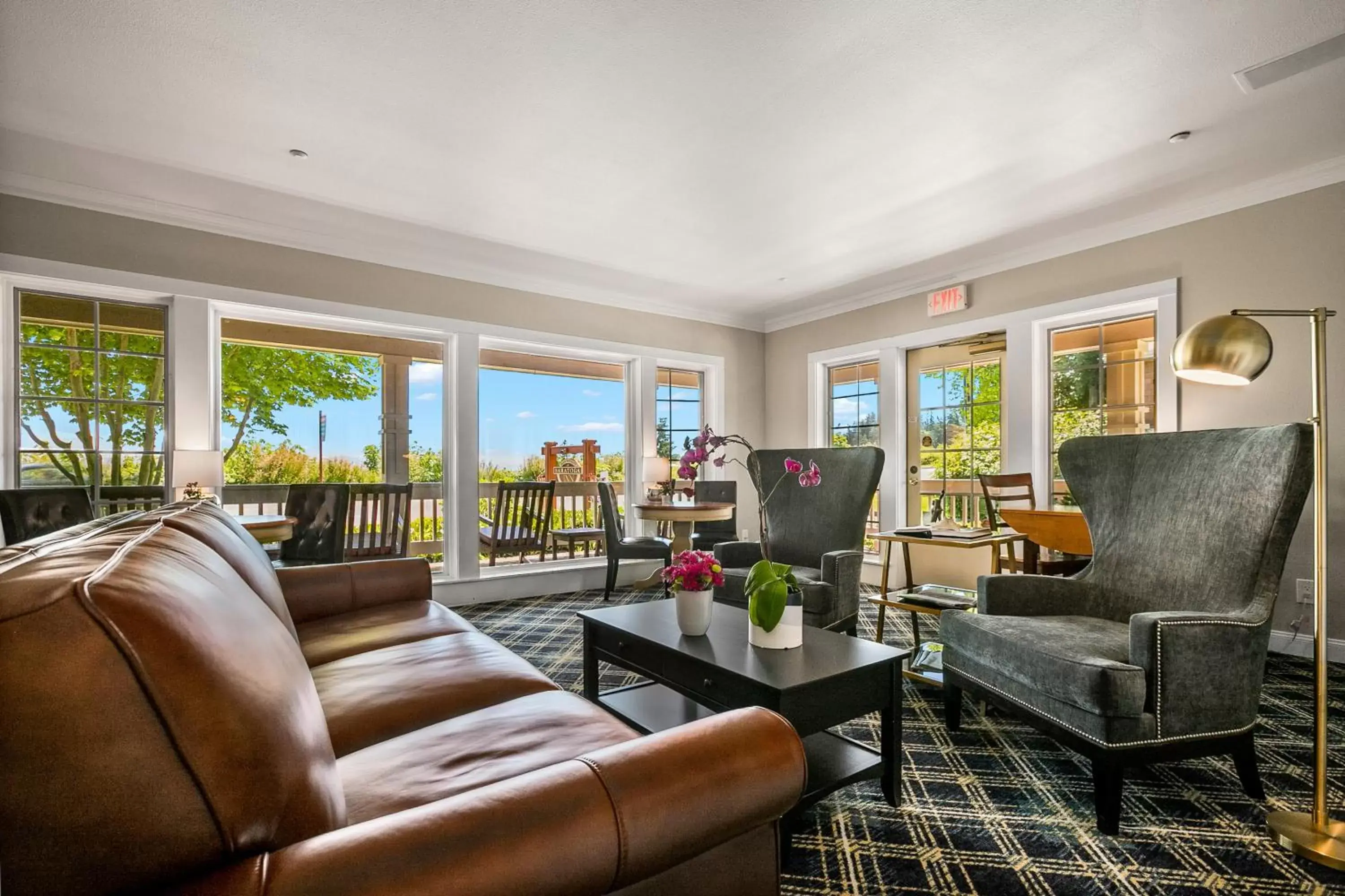 Living room, Seating Area in Saratoga Inn