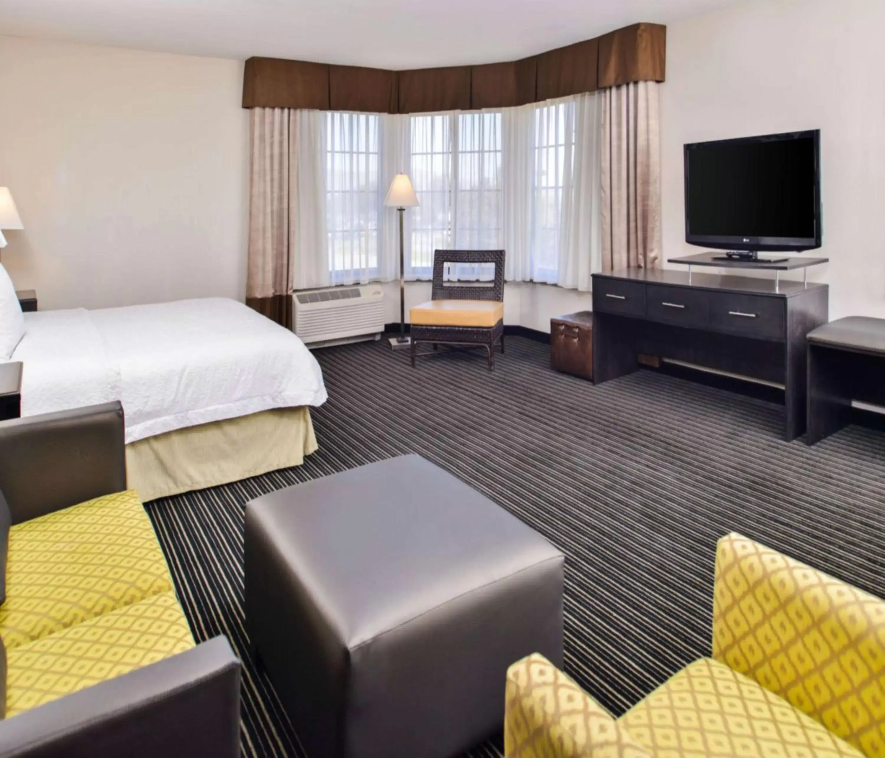 Bedroom, TV/Entertainment Center in Hampton Inn & Suites San Francisco-Burlingame-Airport South