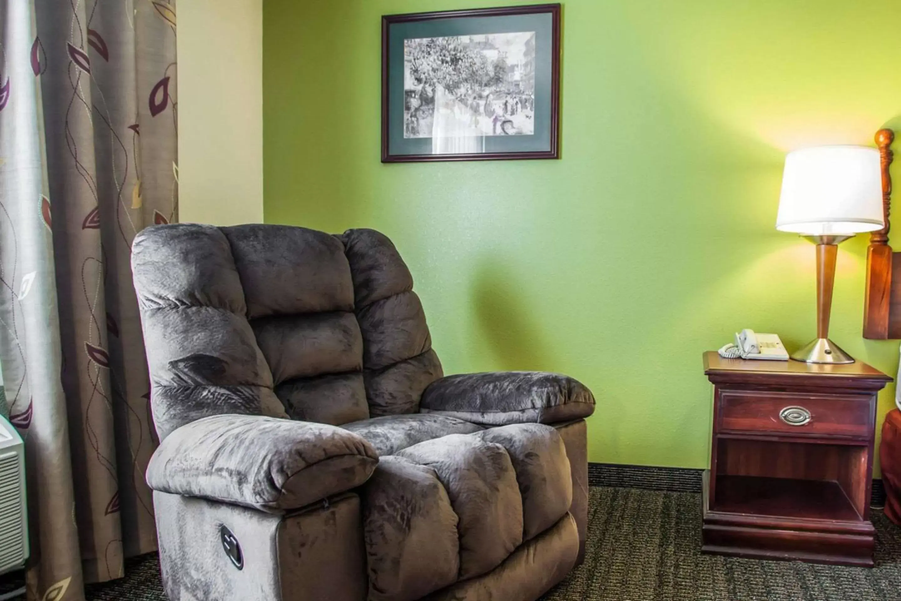 Photo of the whole room, Seating Area in Quality Inn Florence Muscle Shoals