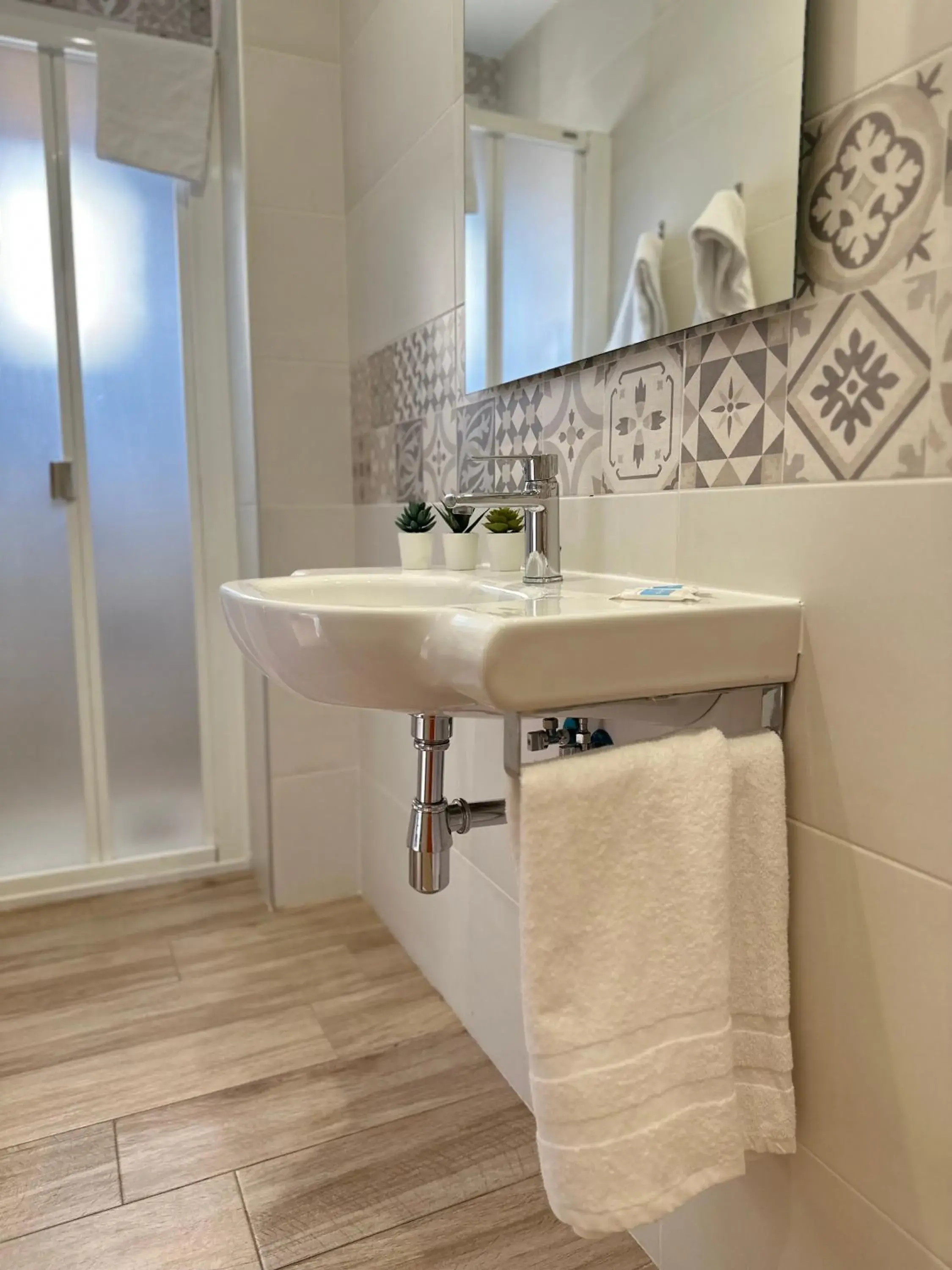 Bathroom in Hotel Planas Bathroom in Hotel Planas