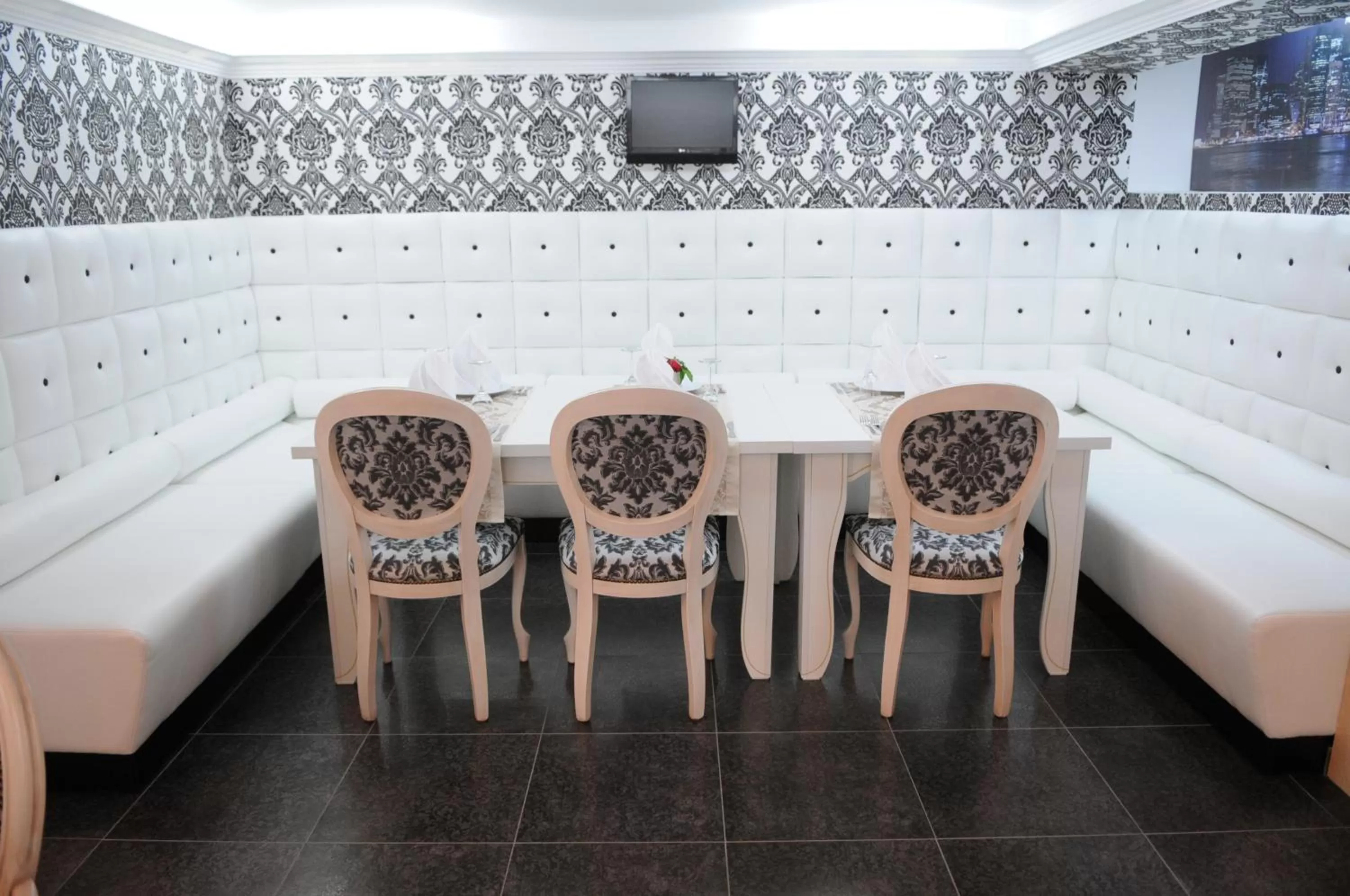 Restaurant/places to eat in Manhattan Hotel & Restaurant