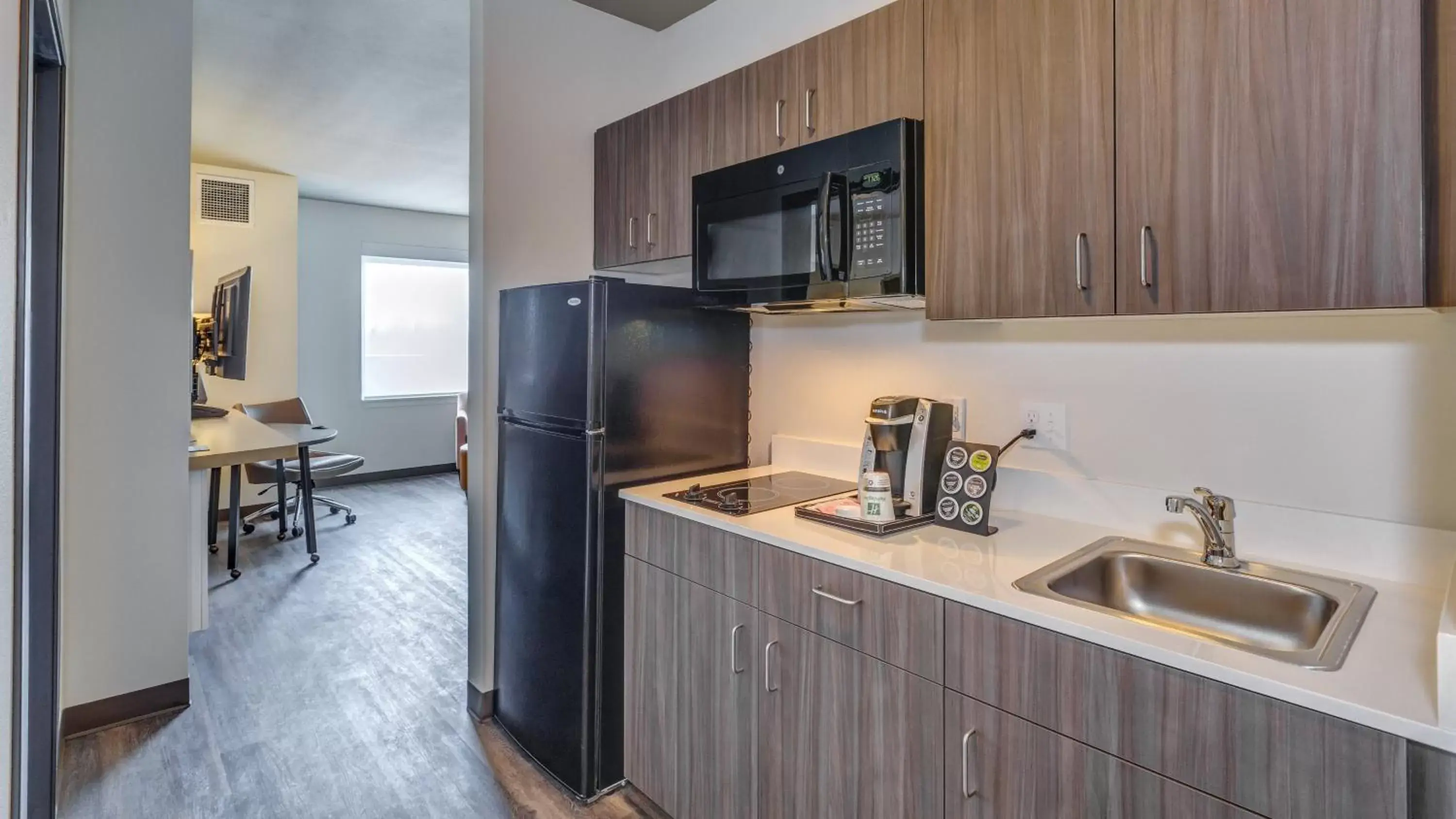 Photo of the whole room, Kitchen/Kitchenette in Holiday Inn Bellingham, an IHG Hotel