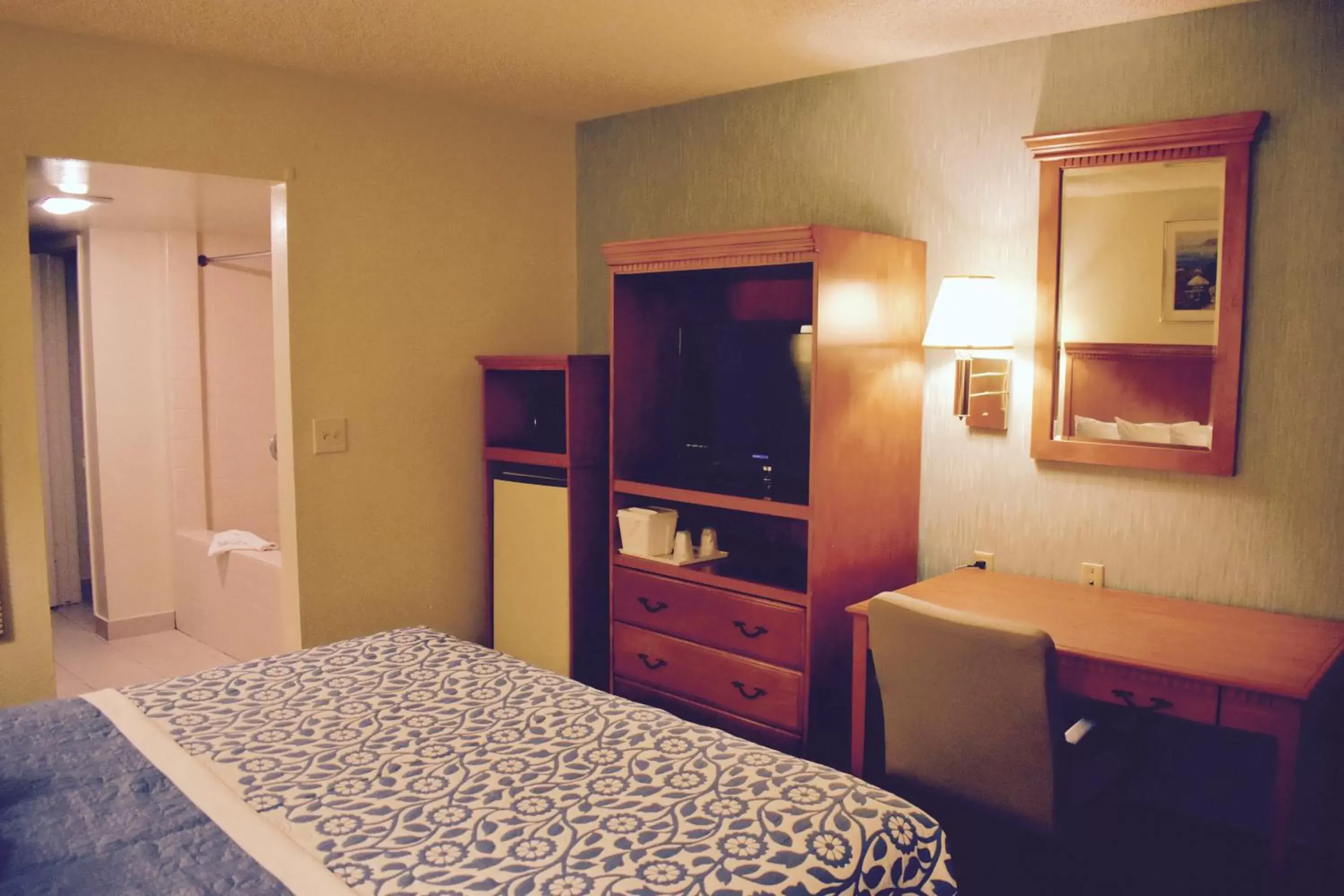 Bed in Days Inn by Wyndham Anaheim Near the Park