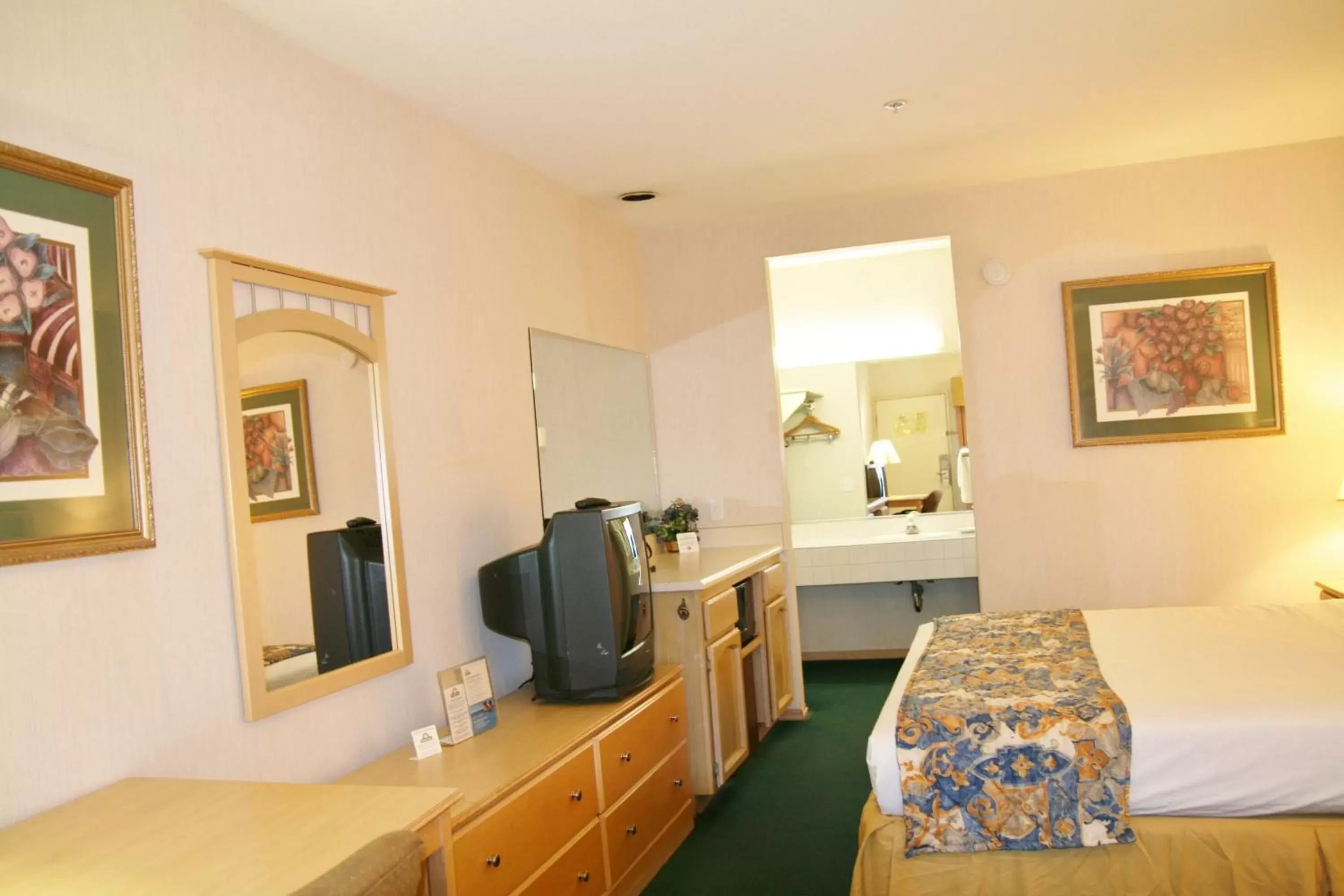 Photo of the whole room, TV/Entertainment Center in Days Inn by Wyndham Rocklin/Sacramento