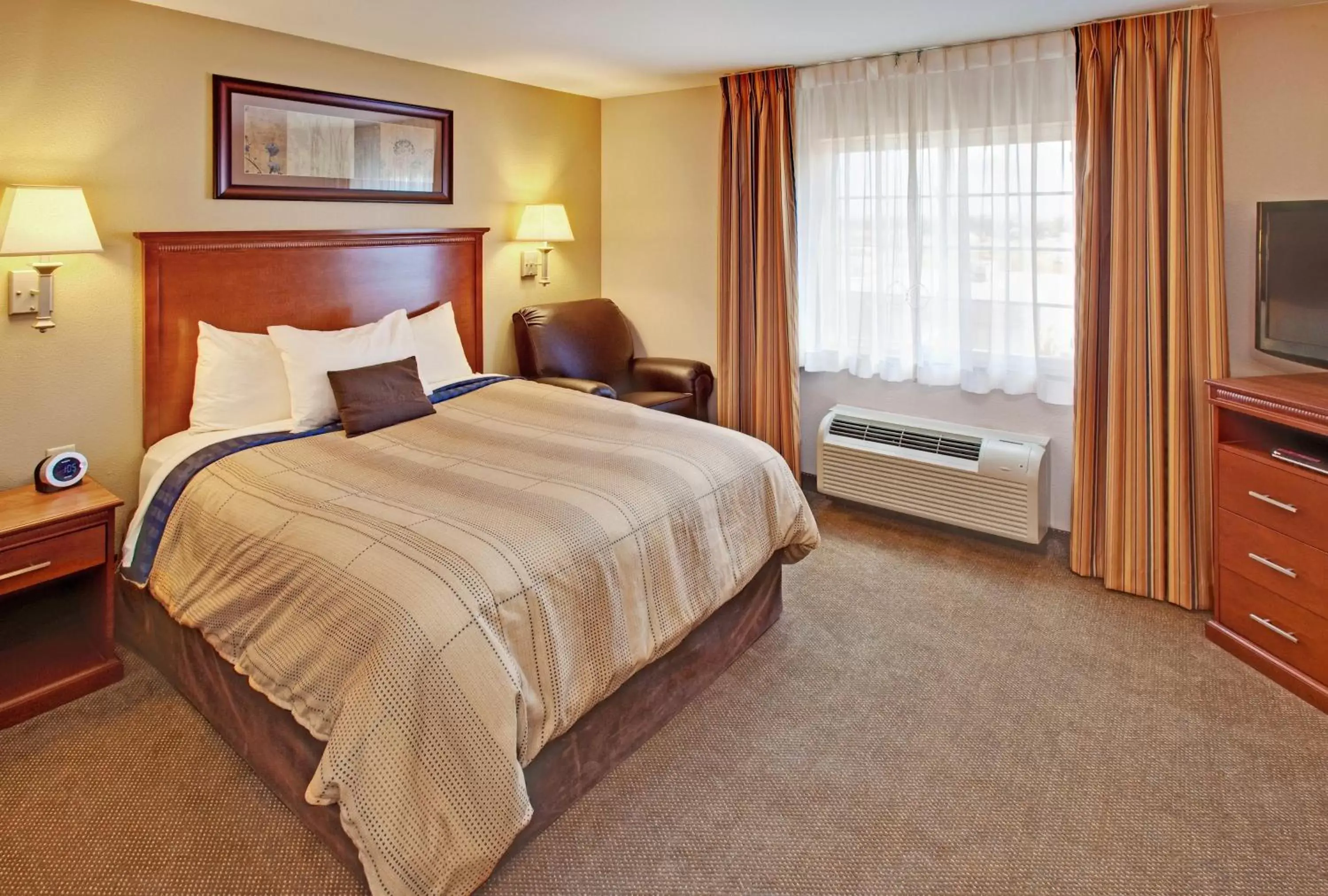 Photo of the whole room, Bed in Candlewood Suites Williston, an IHG Hotel