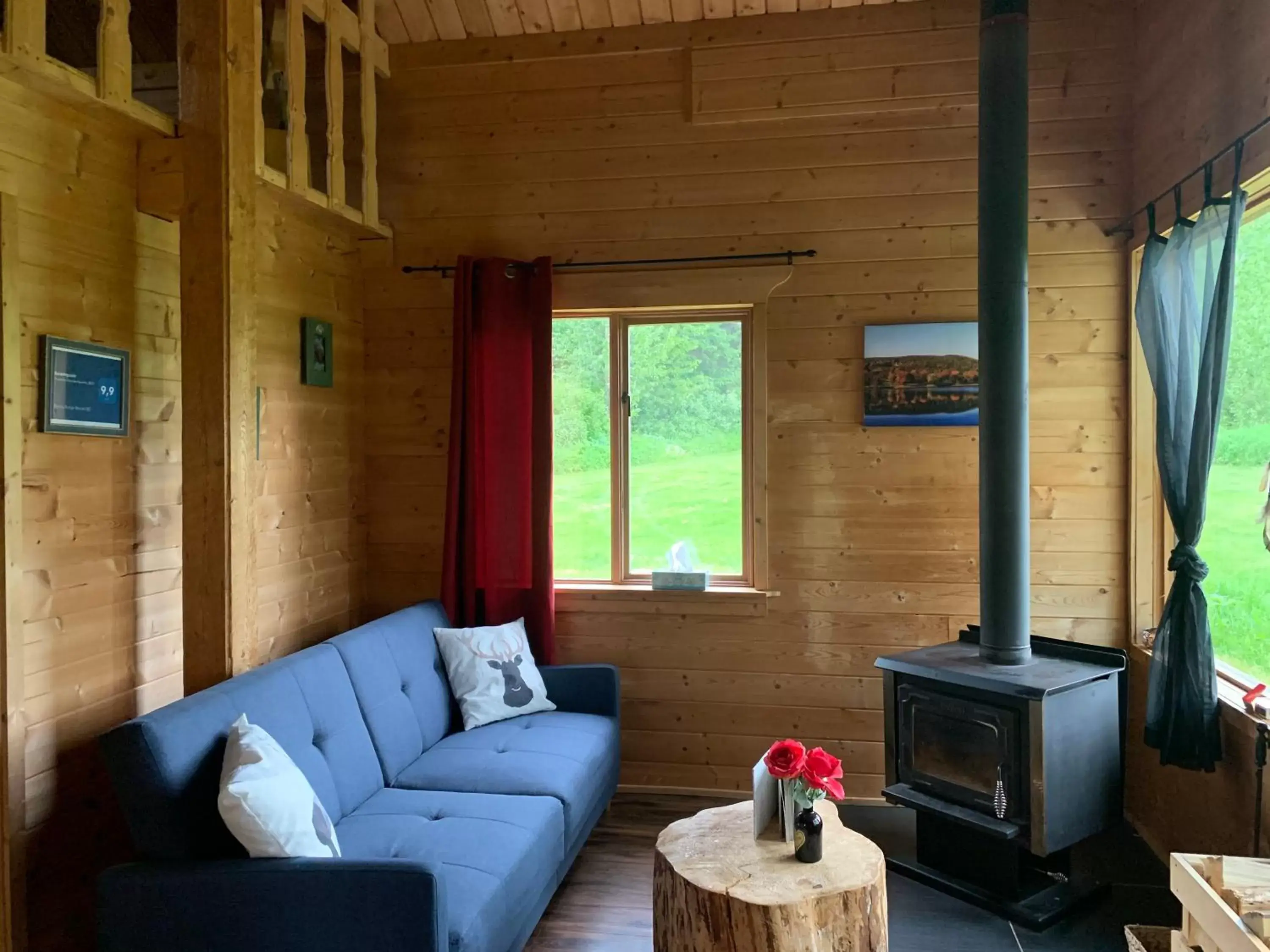 Living room in Rocky Ridge Resort-BC