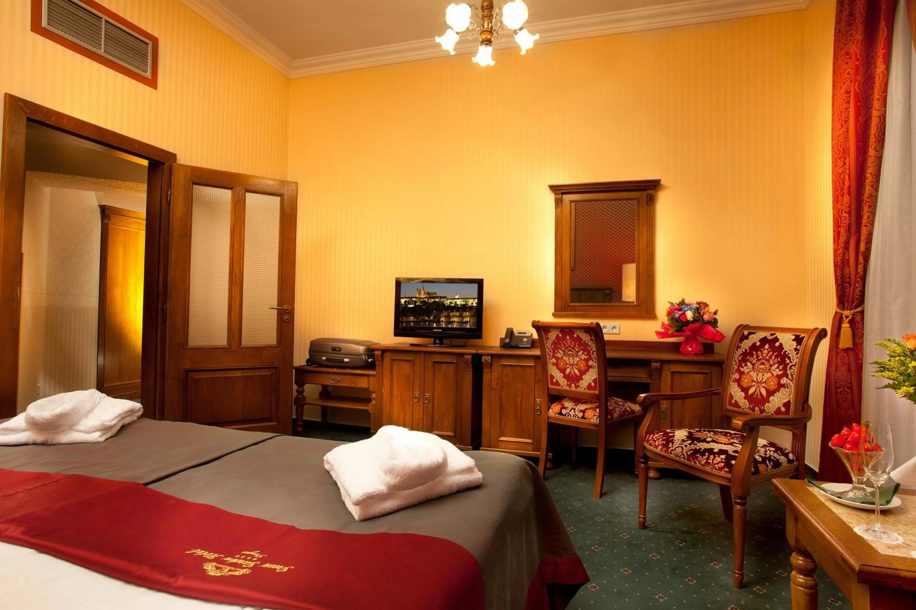 TV and multimedia, Bed in Green Garden Hotel