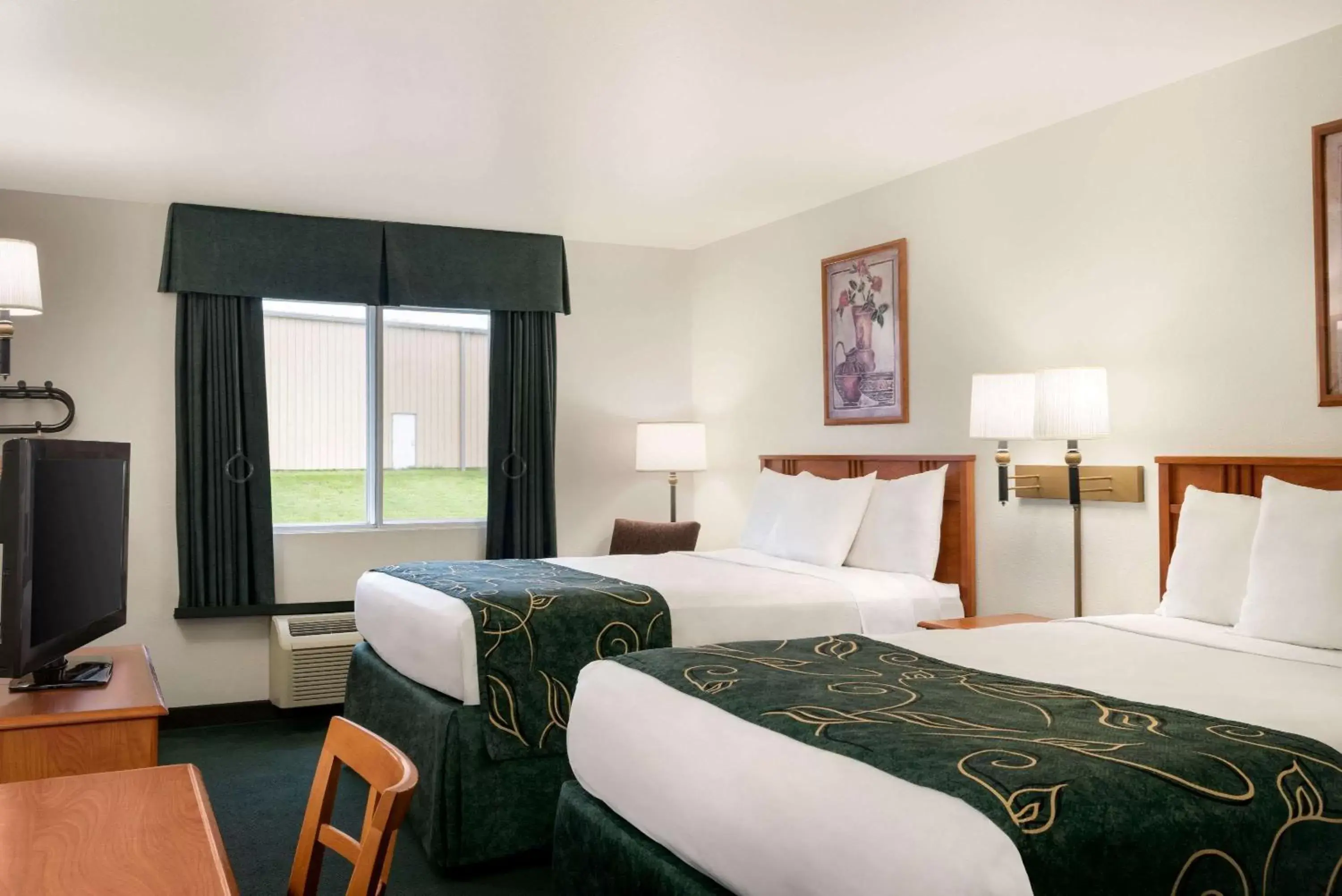 Deluxe Queen Room - Mobility Access/Non-Smoking in Travelodge by Wyndham Clinton Valley West Court Deluxe Queen Room - Mobility Access/Non-Smoking in Travelodge by Wyndham Clinton Valley West Court