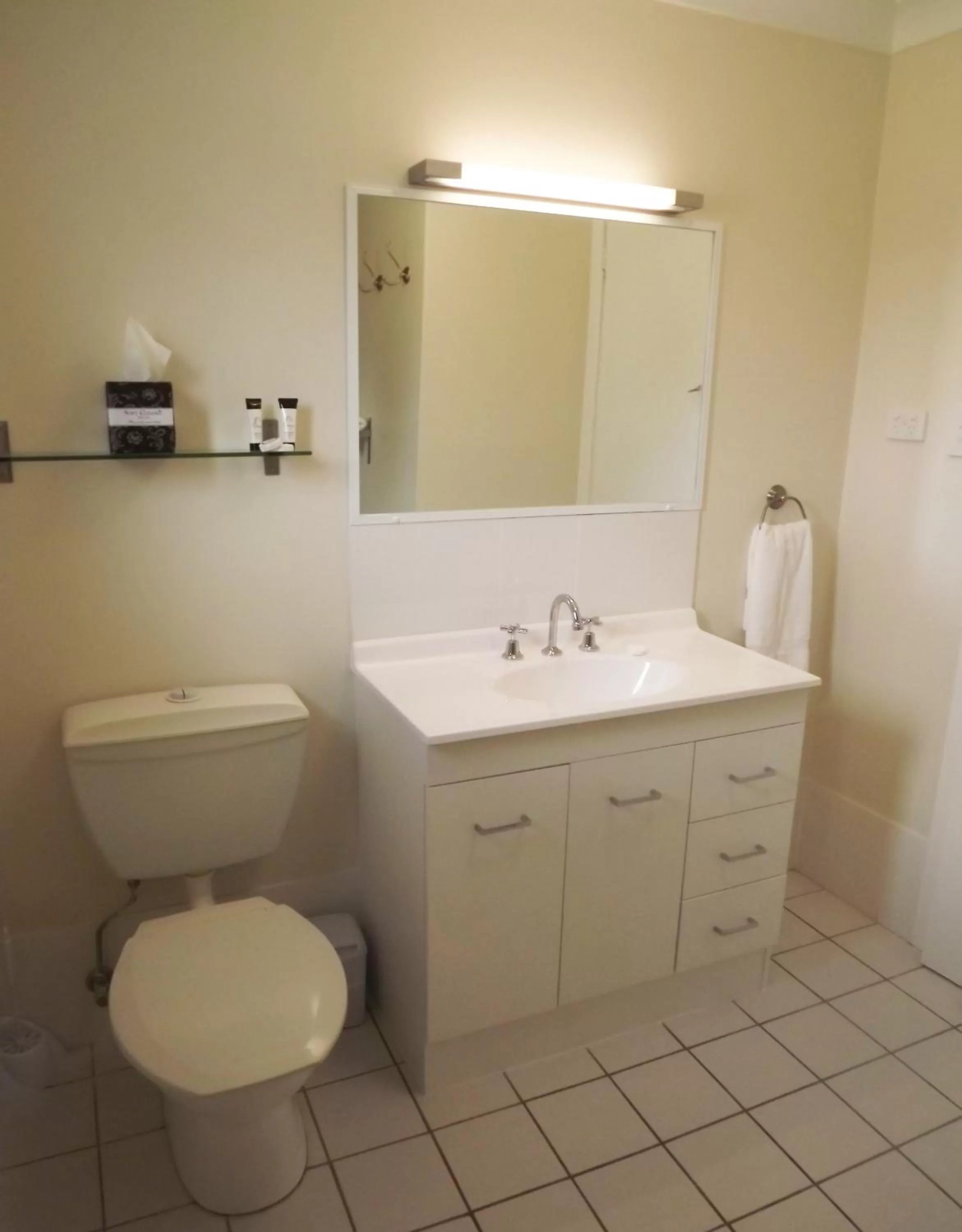 Bathroom in High Street Motor Inn