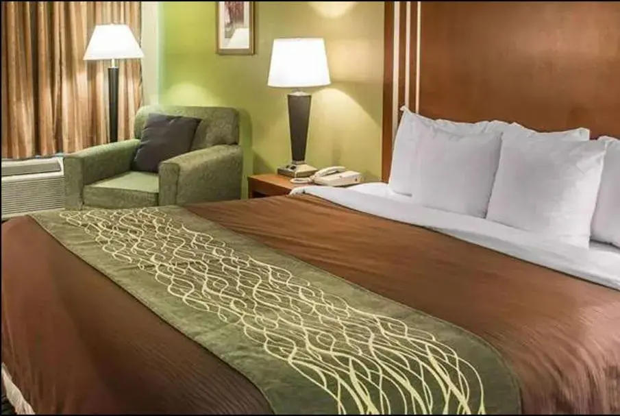 Bed in Days Inn by Wyndham Austintown