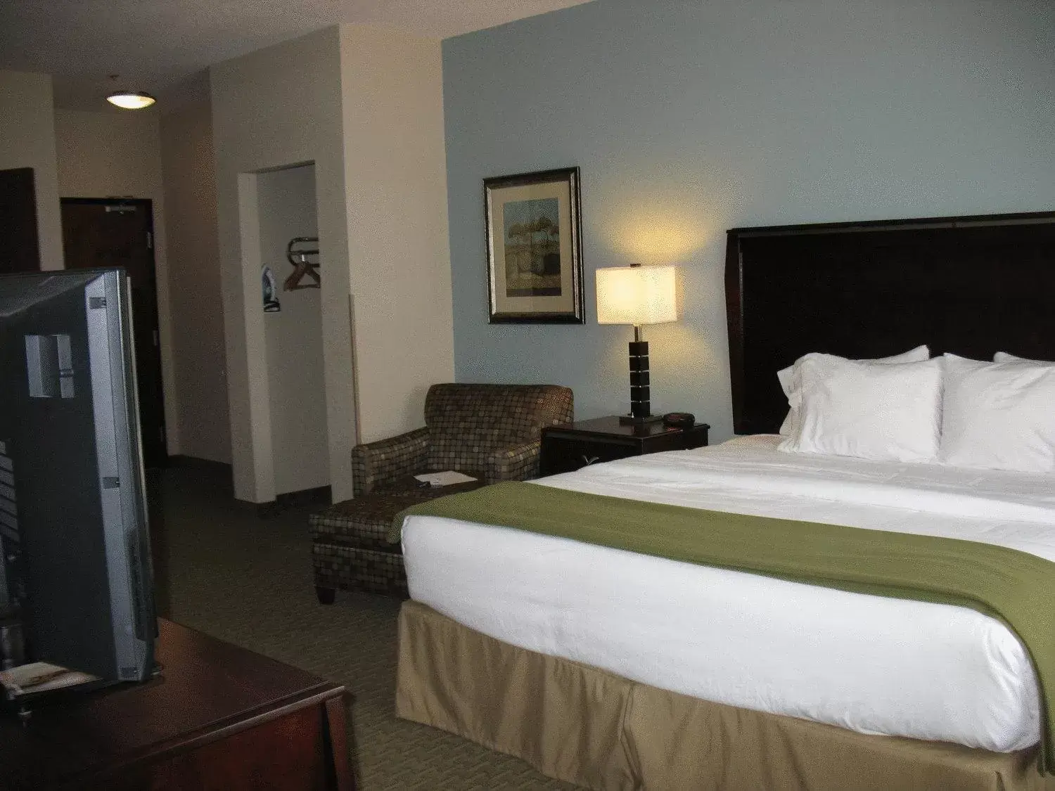 Bed in Holiday Inn Express & Suites Pittsburg by IHG Bed in Holiday Inn Express & Suites Pittsburg by IHG