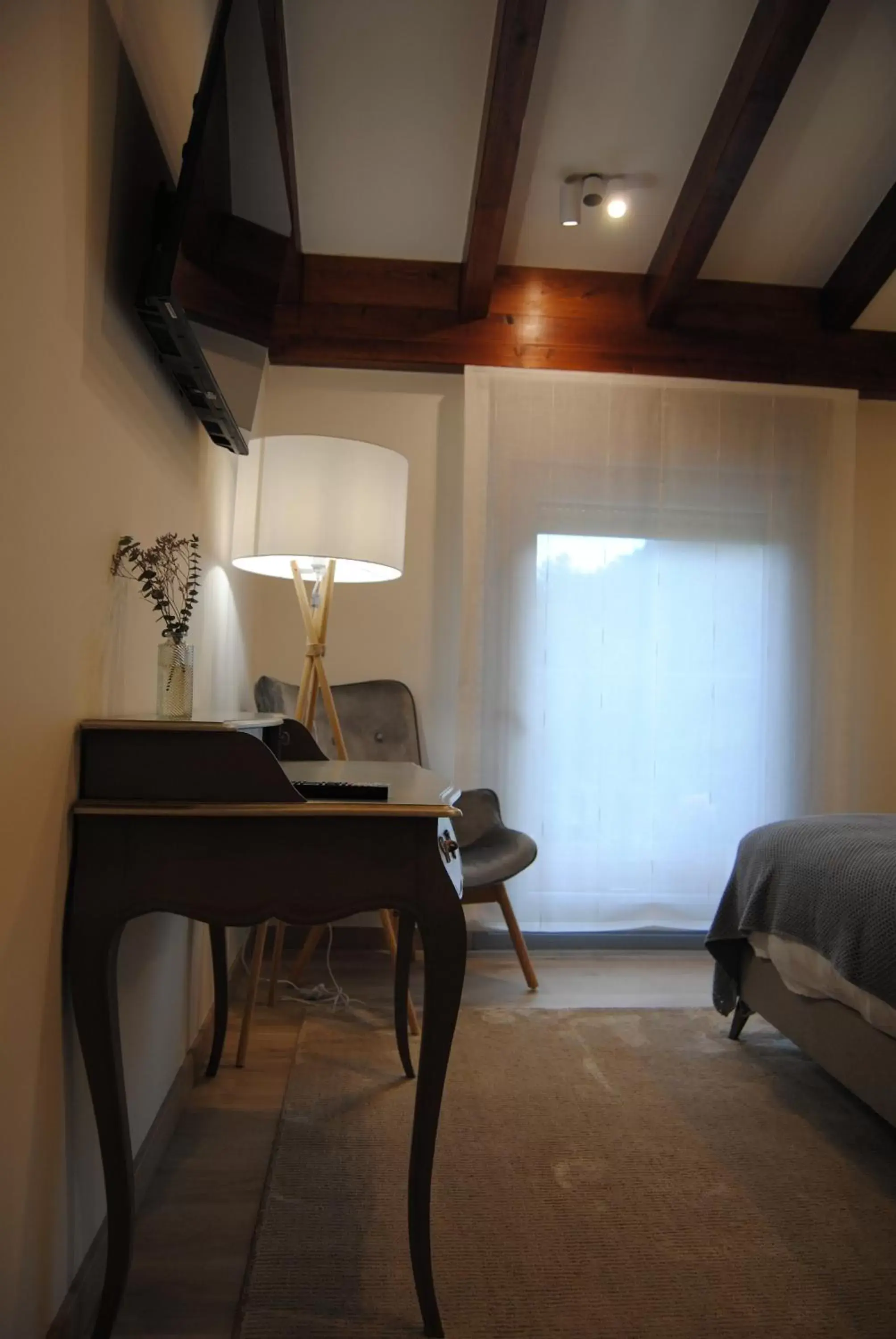 Bed, TV/Entertainment Center in Hotel a Ecogranxa