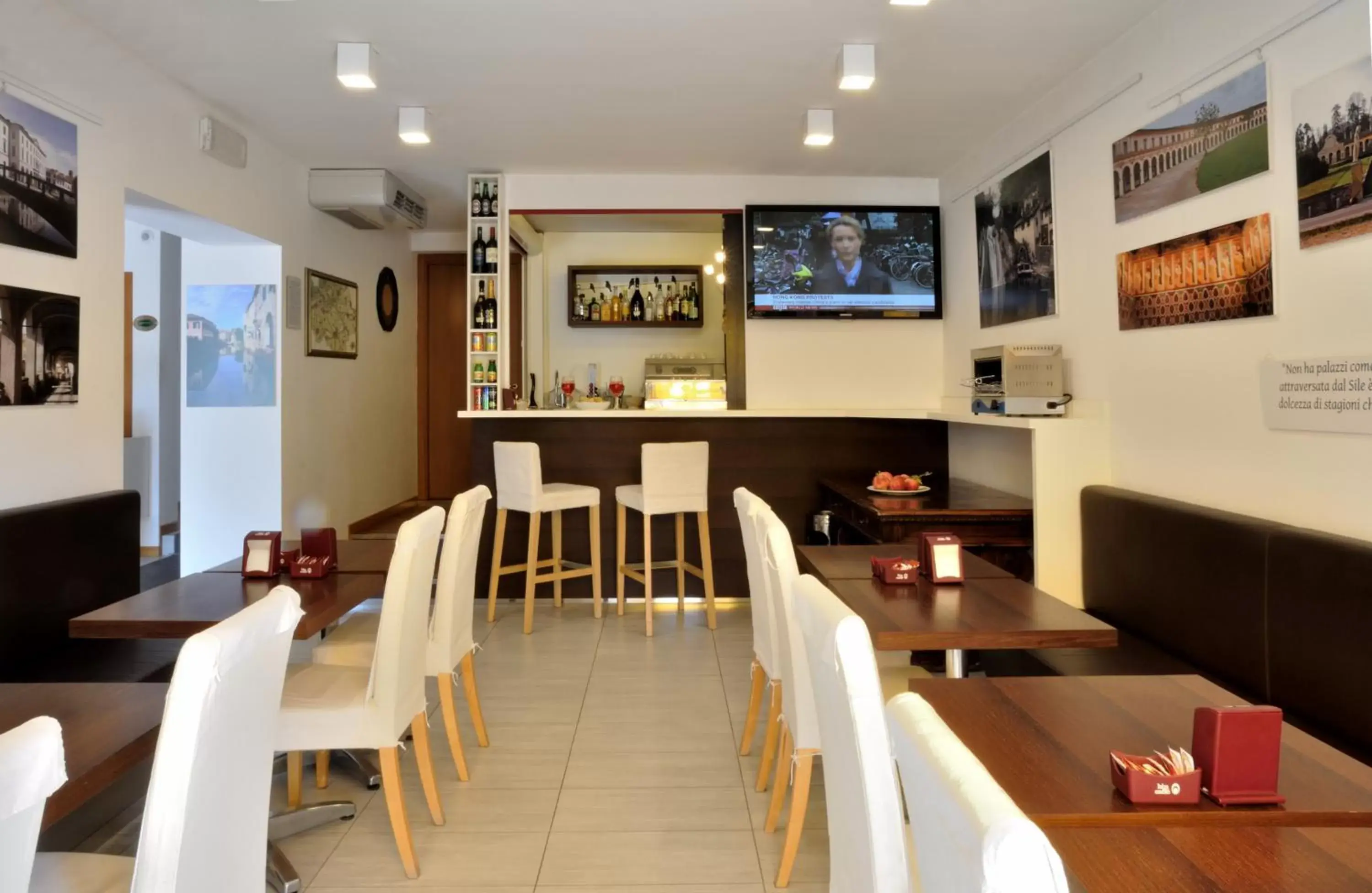 Lounge or bar, Restaurant/Places to Eat in Hotel Mezzaluna