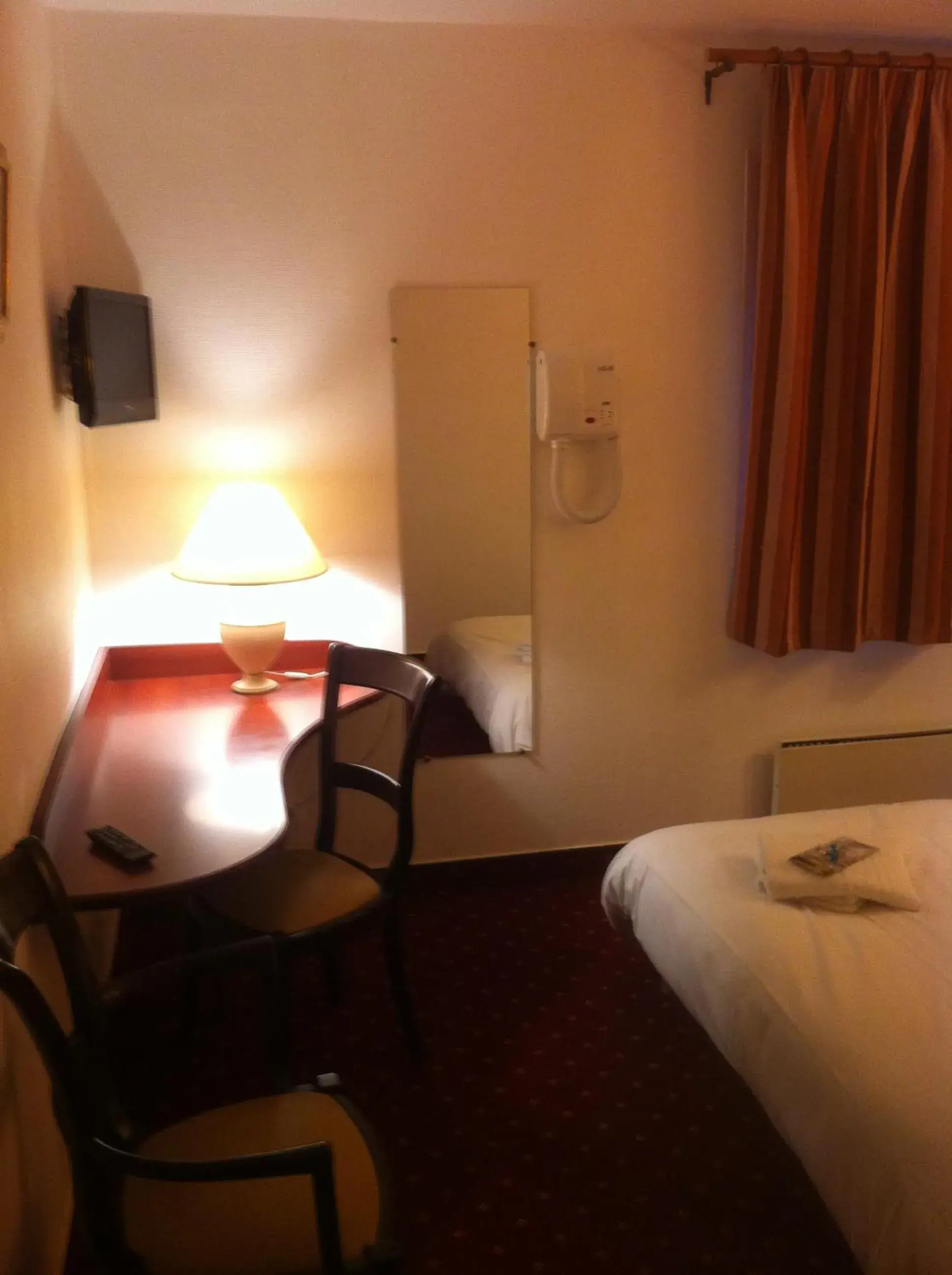 TV and multimedia, Bed in Hotel Couleurs Sud