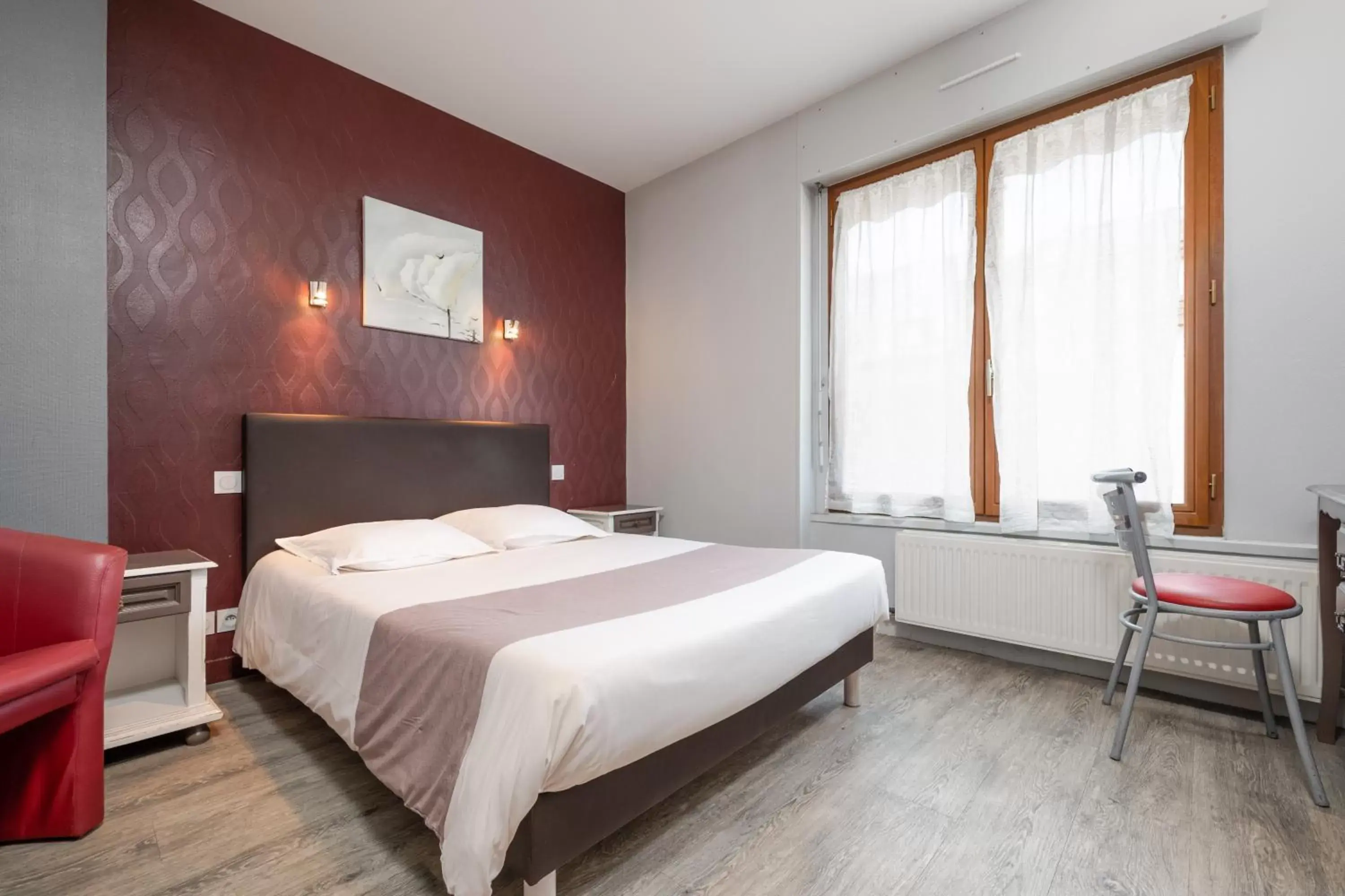 Bedroom, Bed in Hotel De L'Agriculture - 2 étoiles