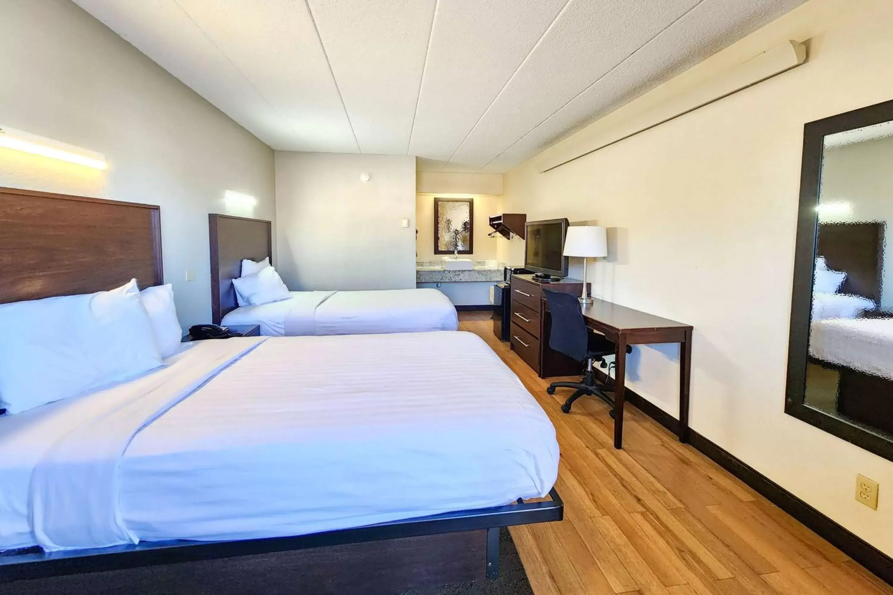 Photo of the whole room, Bed in Travelodge by Wyndham Peoria