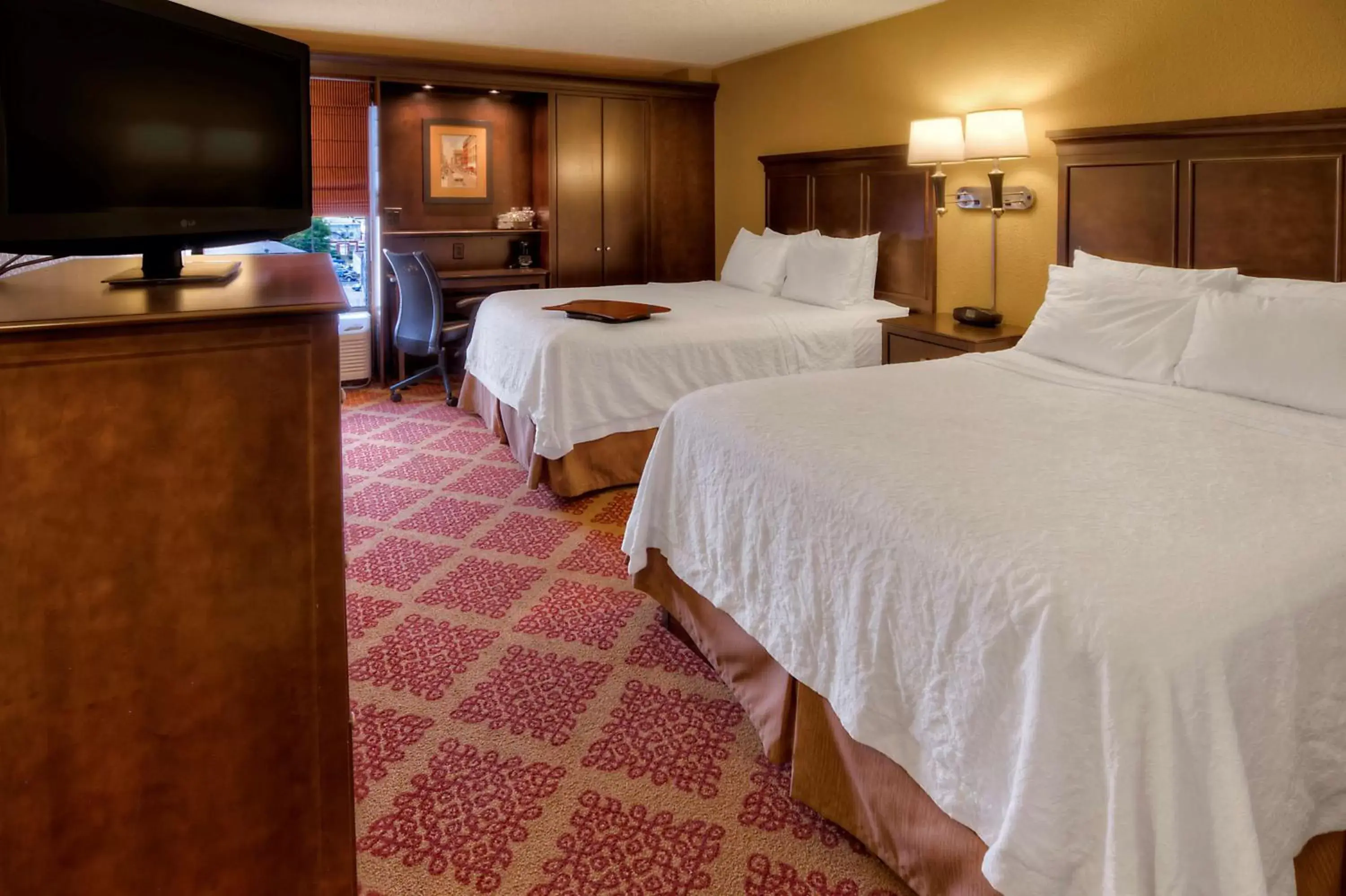 Bathroom, Bed in Hampton Inn Nashville / Vanderbilt