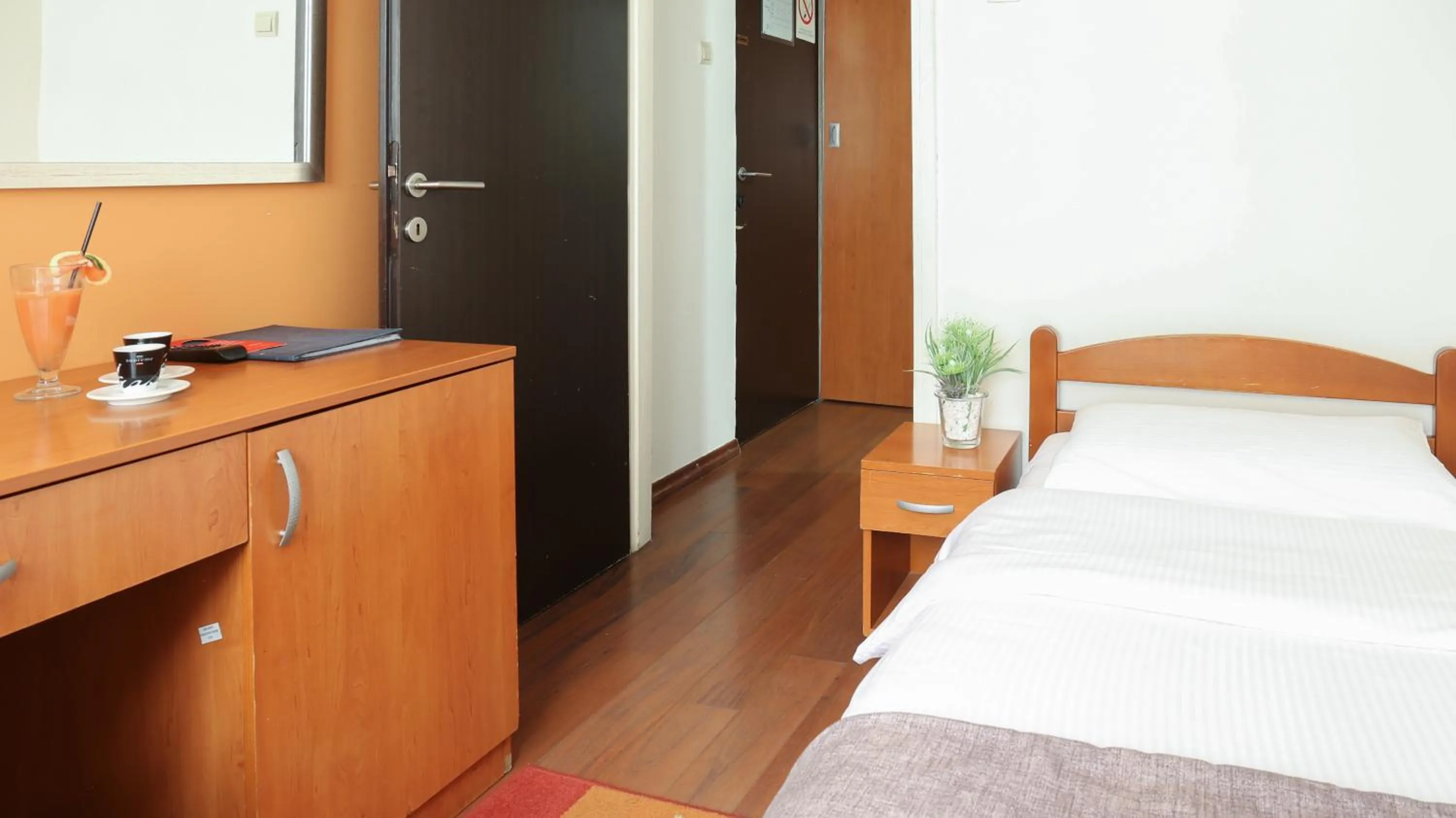 Bed in Hotel Srbija-FREE PARKING