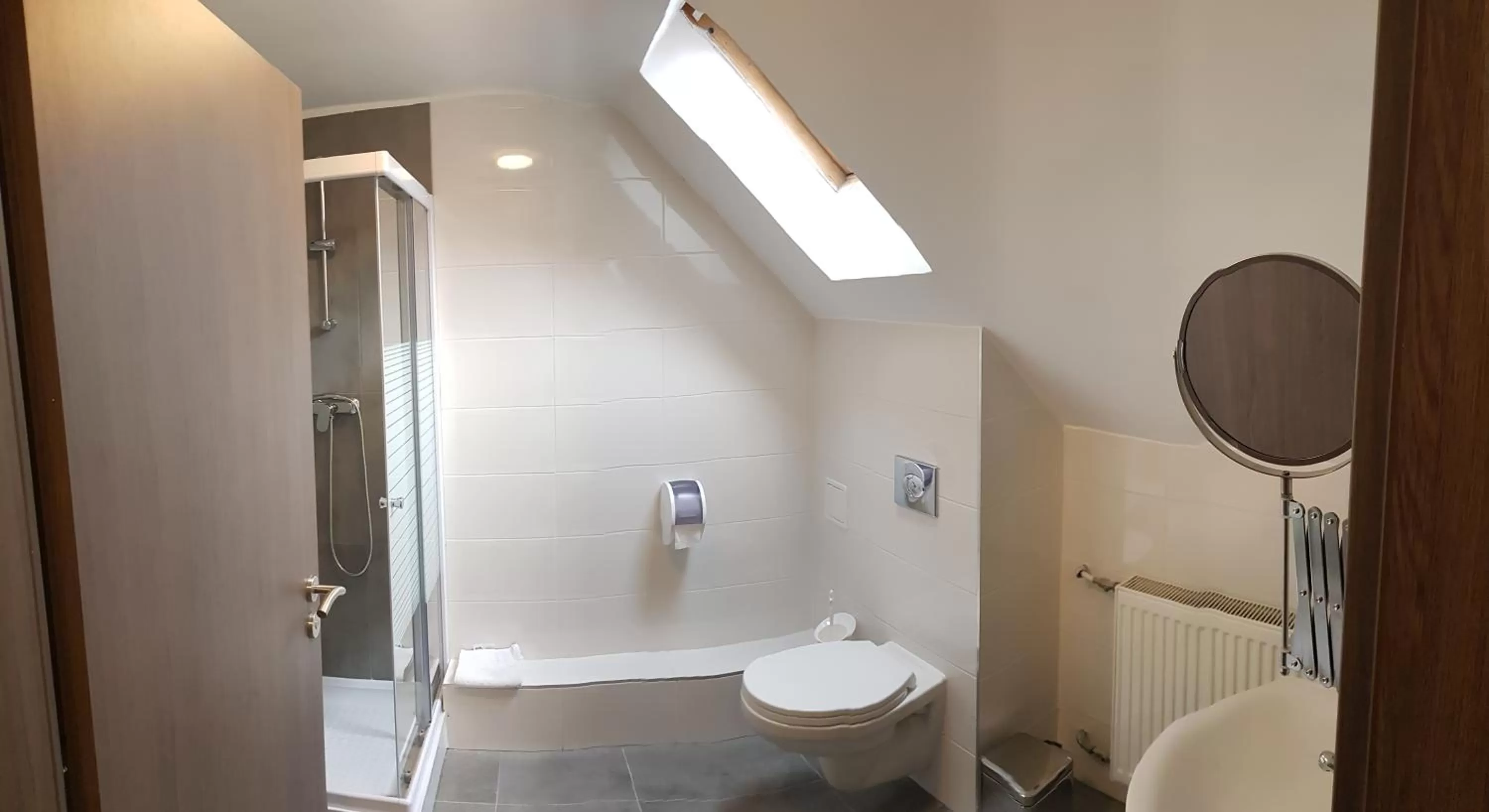 Bathroom in HBH Bajor Sörház, Étterem és Panzió