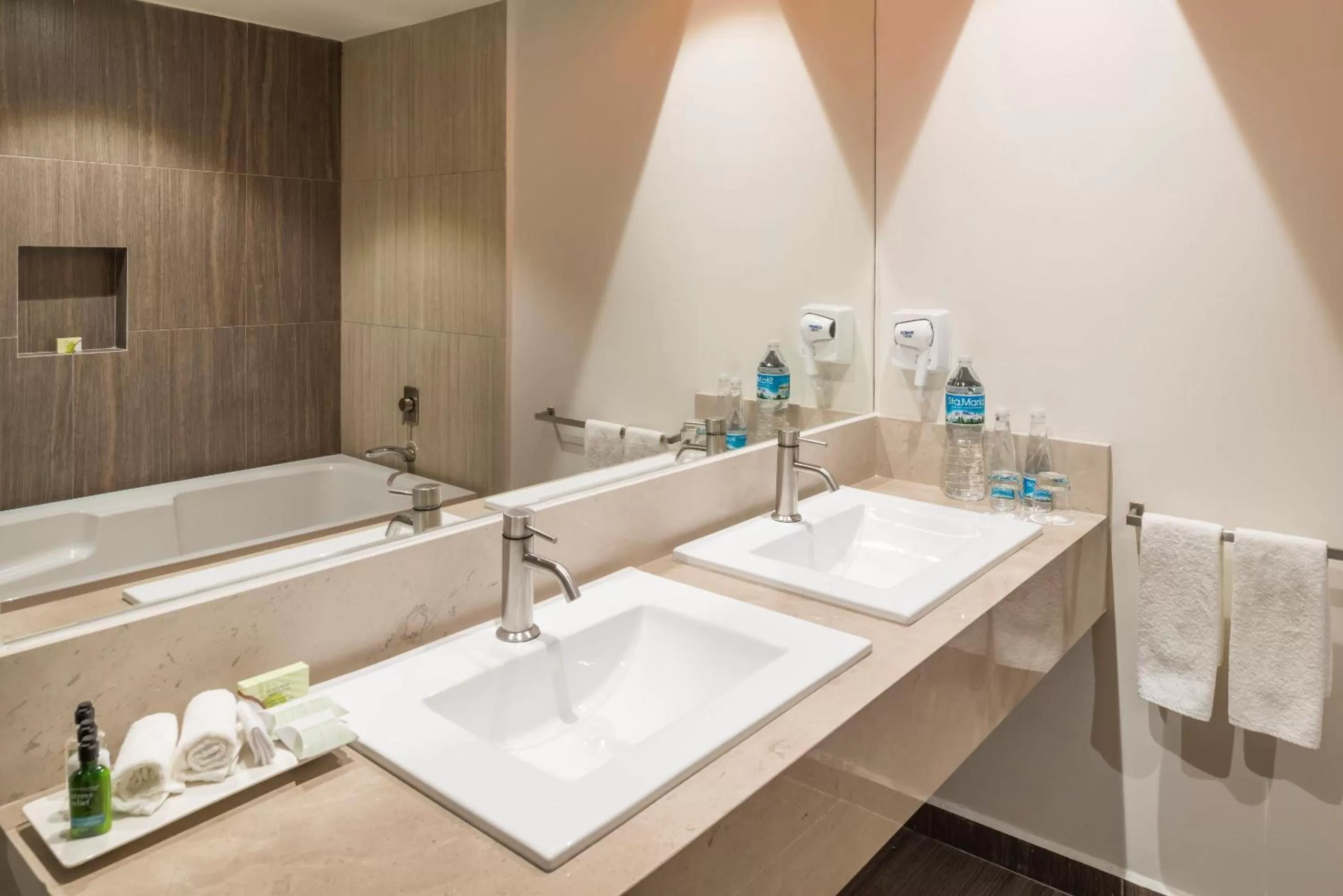 Photo of the whole room in Real Inn Celaya