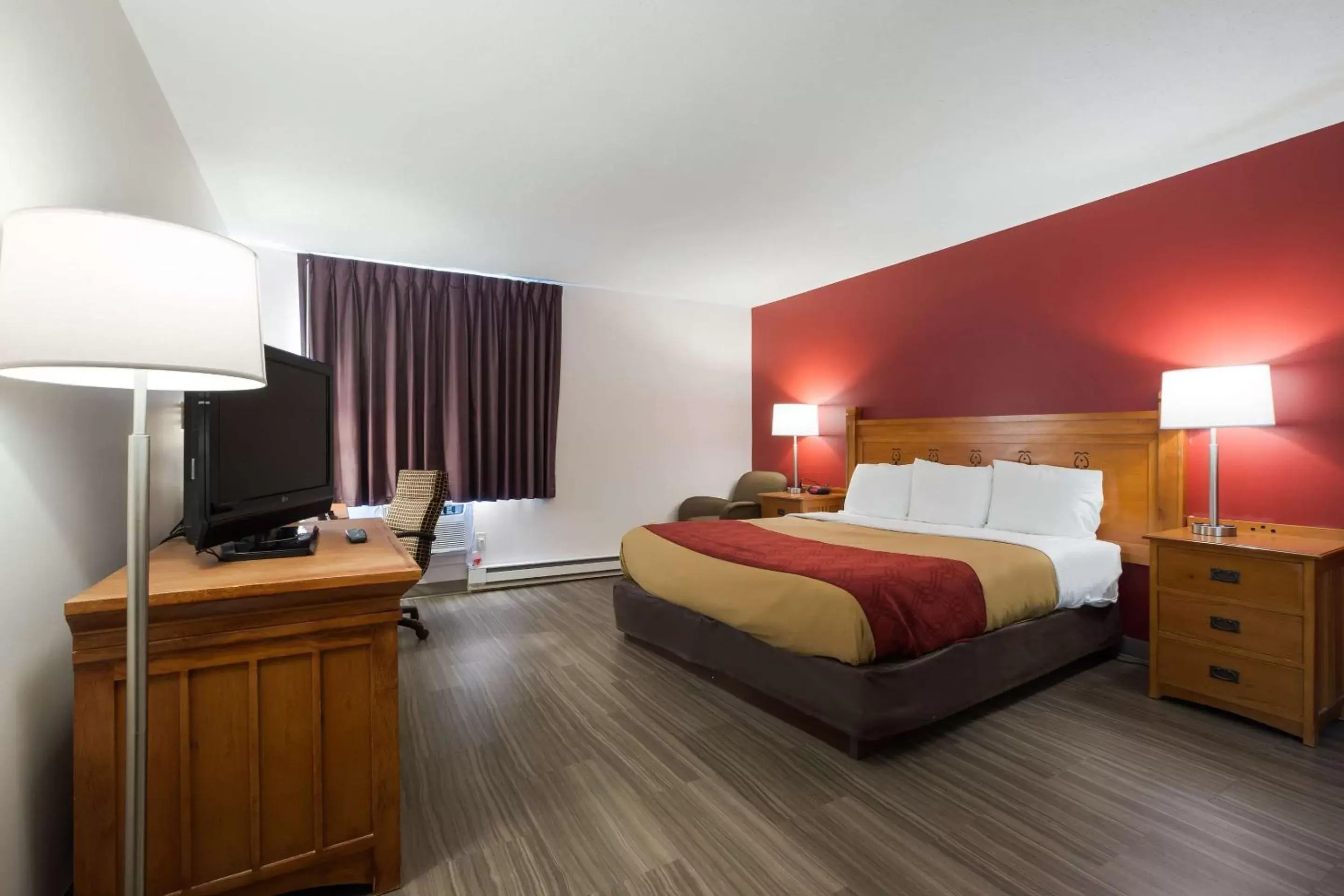 Photo of the whole room, Bed in Econo Lodge Inn & Suites