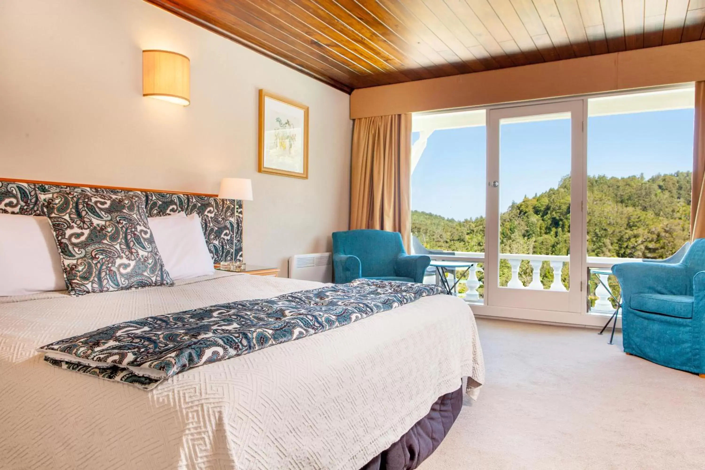 Bed in Waitakere Resort & Spa