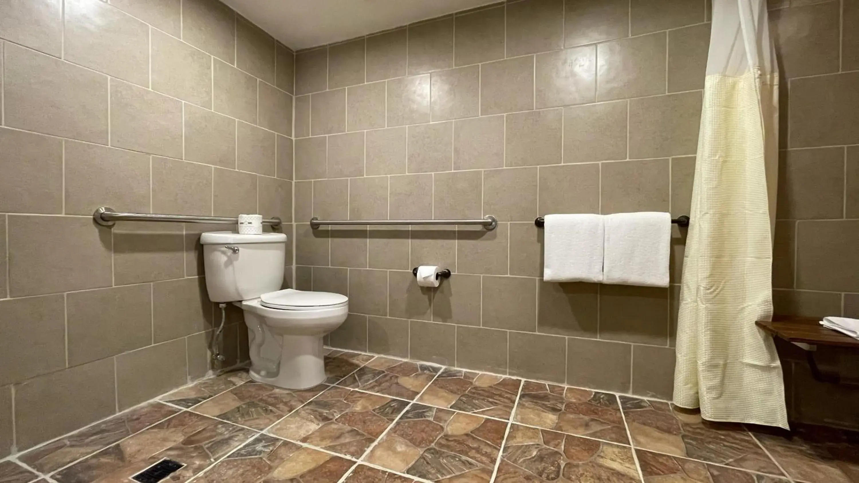 Bathroom in Hotel d'Lins Ontario Airport