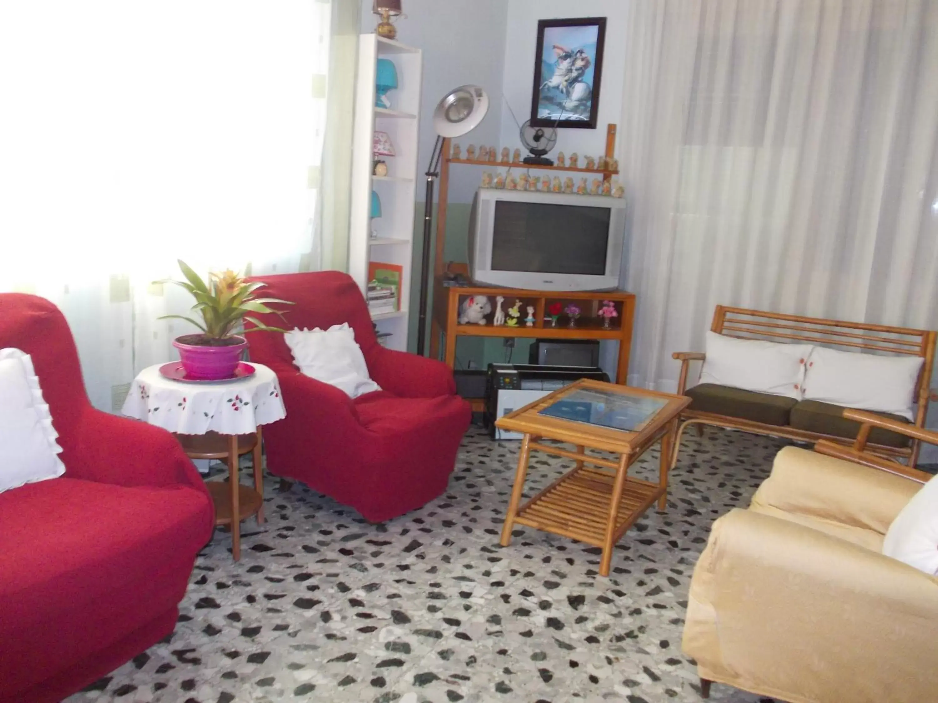 Communal lounge/ TV room, Seating Area in Travellers Lodge B&B