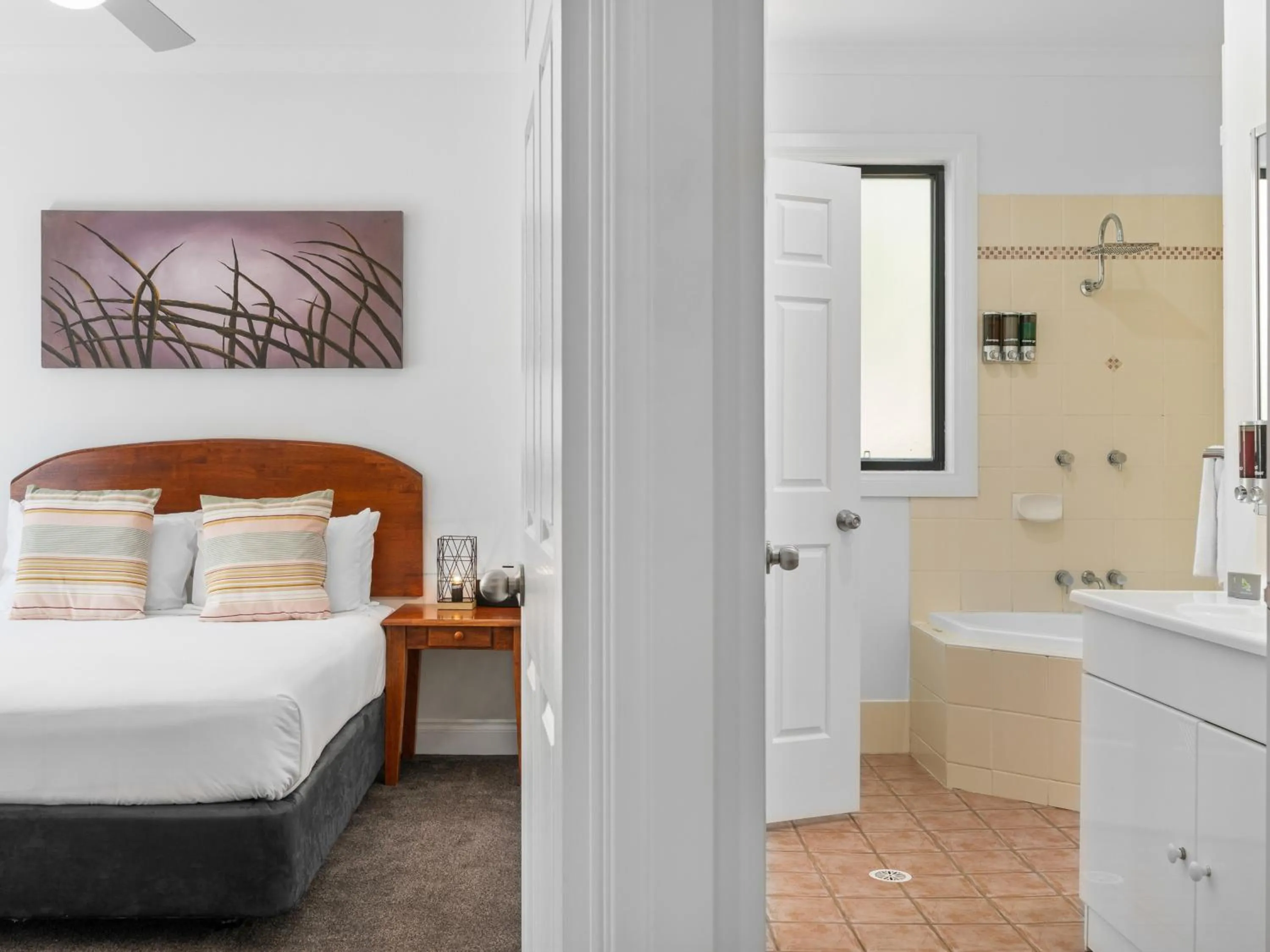 Bedroom, Bed in Leisure Inn Pokolbin Hill