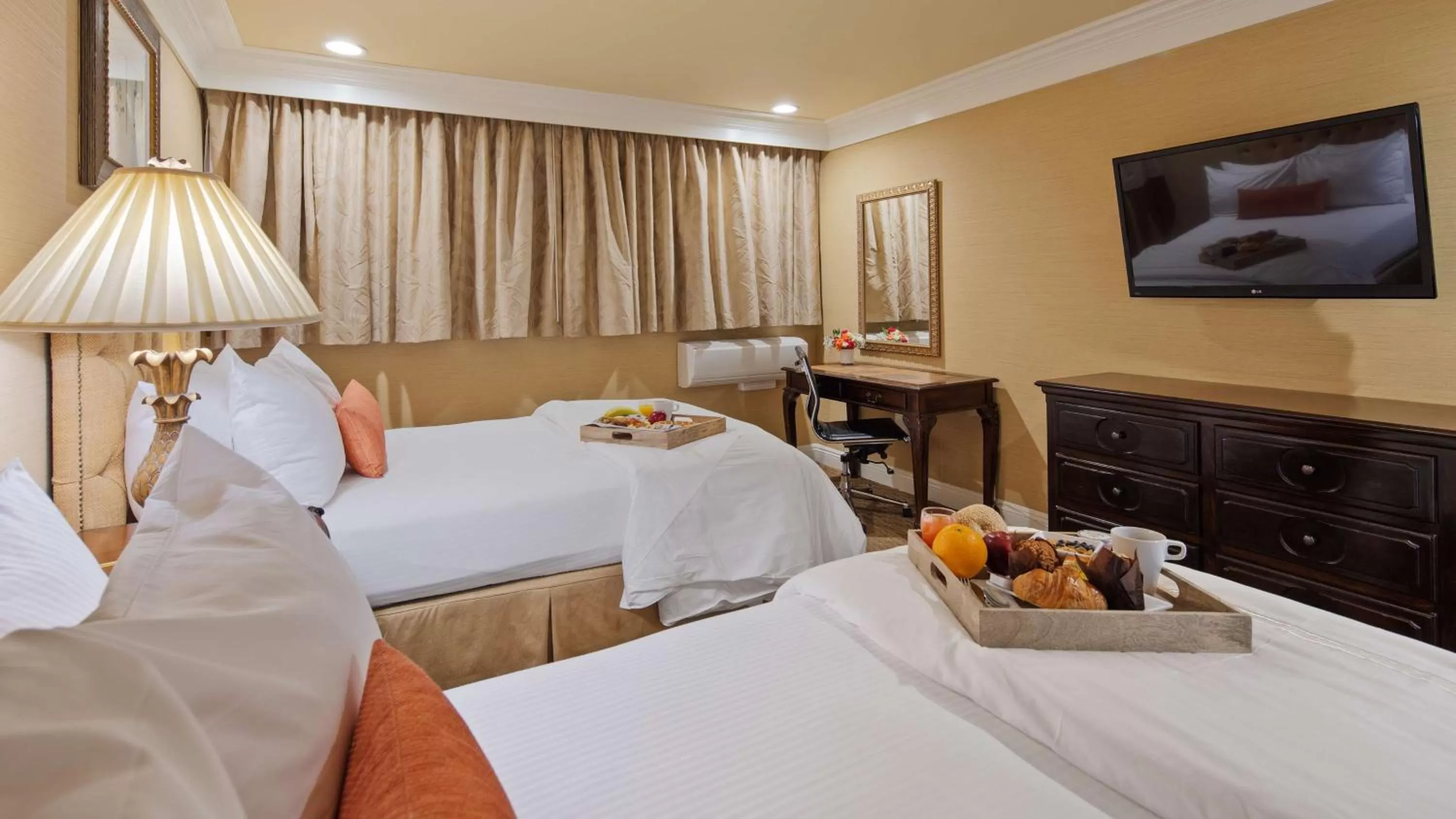 Photo of the whole room, Bed in Best Western Plus Sunset Plaza Hotel