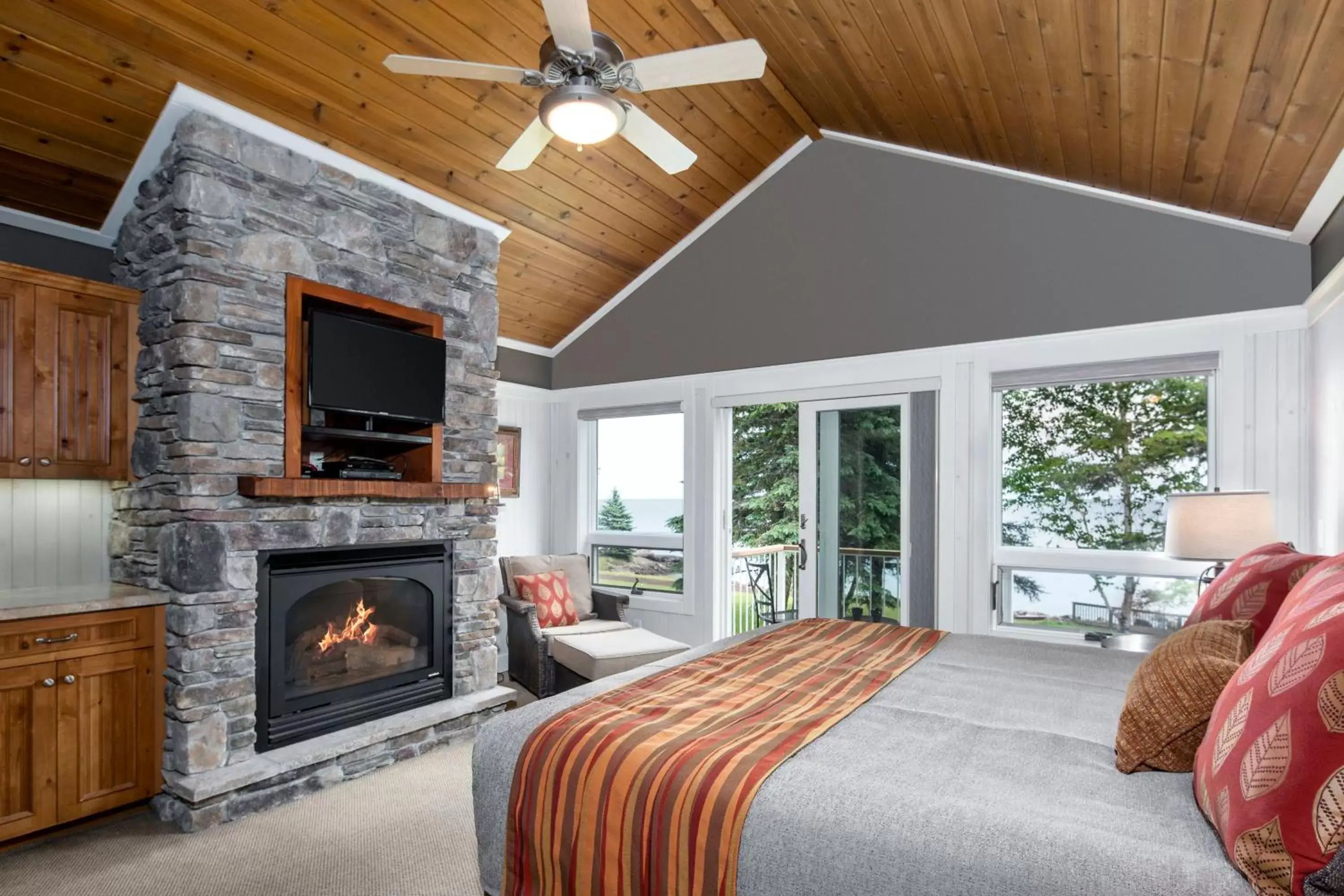 King Suite with Balcony - single occupancy in Larsmont Cottages King Suite with Balcony - single occupancy in Larsmont Cottages