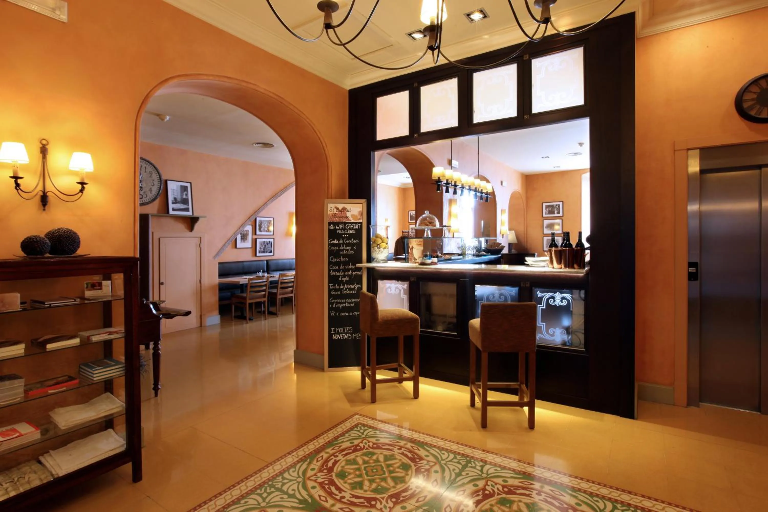 Lounge or bar in Bremon Boutique Hotel by Duquessa Hotel Collection