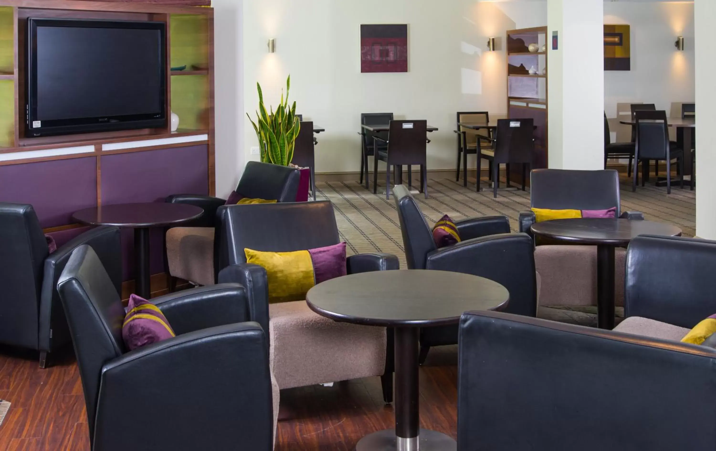 Restaurant/places to eat, Lounge/Bar in Holiday Inn Express Stirling, an IHG Hotel