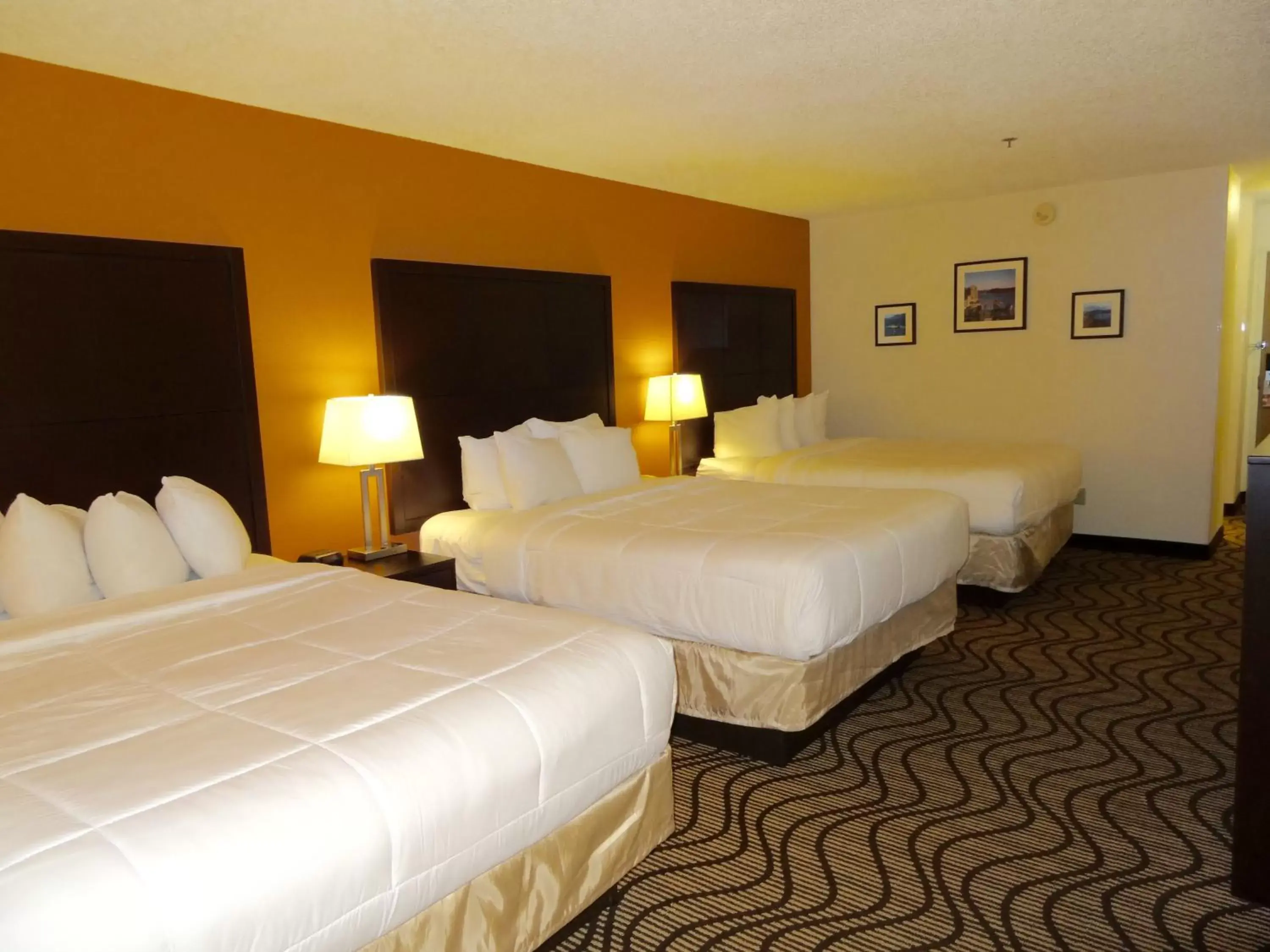 Photo of the whole room, Room Photo in Ramada by Wyndham Coeur d'Alene