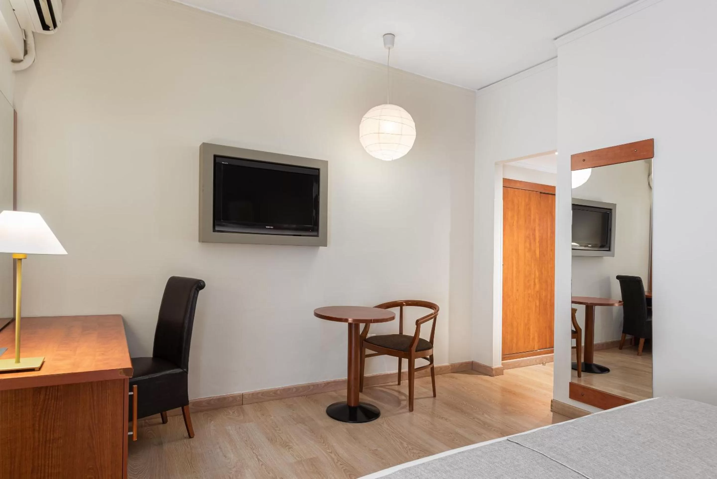 Communal lounge/ TV room, Bed in Acropolis Select