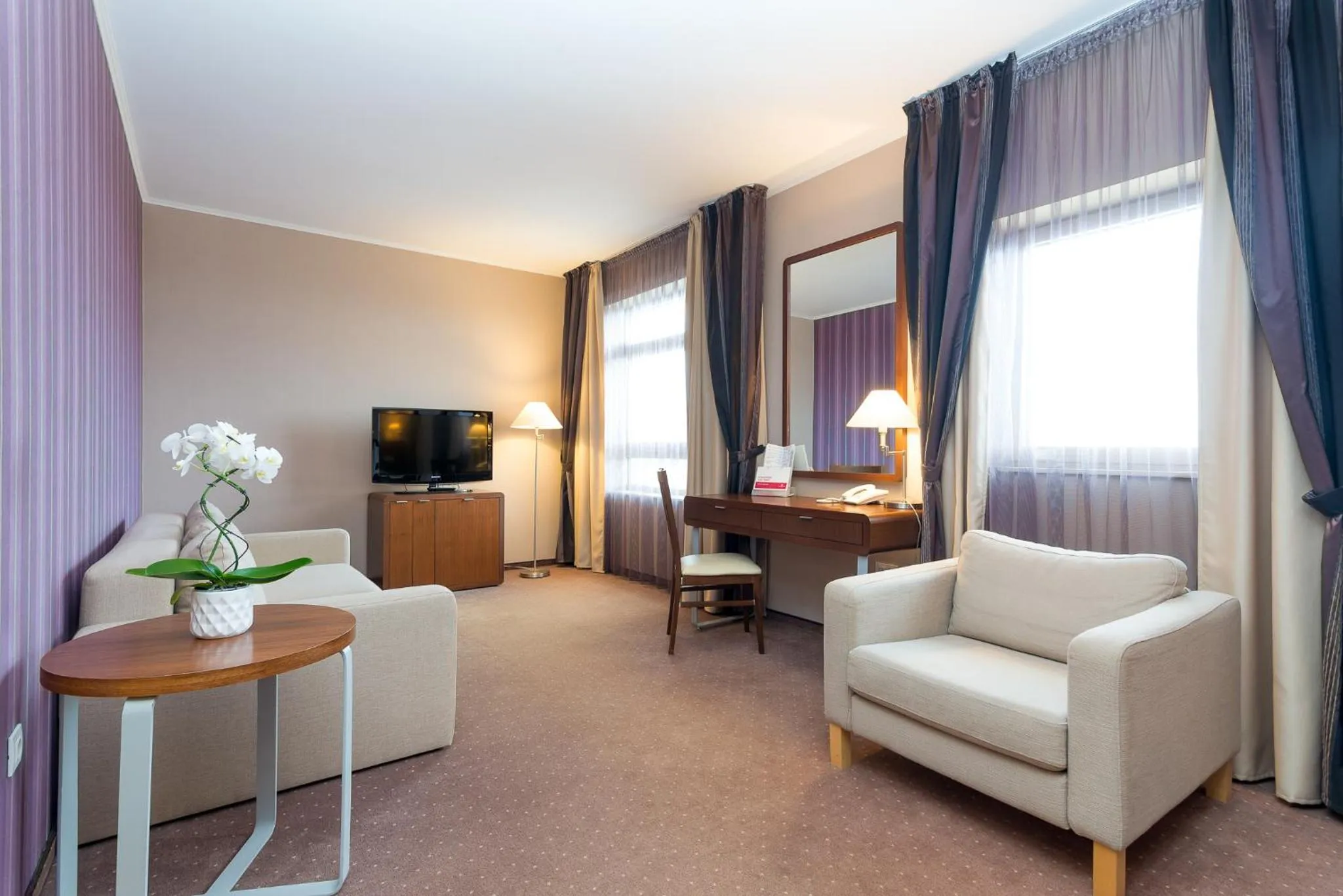 1 King Bed Suite - single occupancy in Wyndham Cluj
