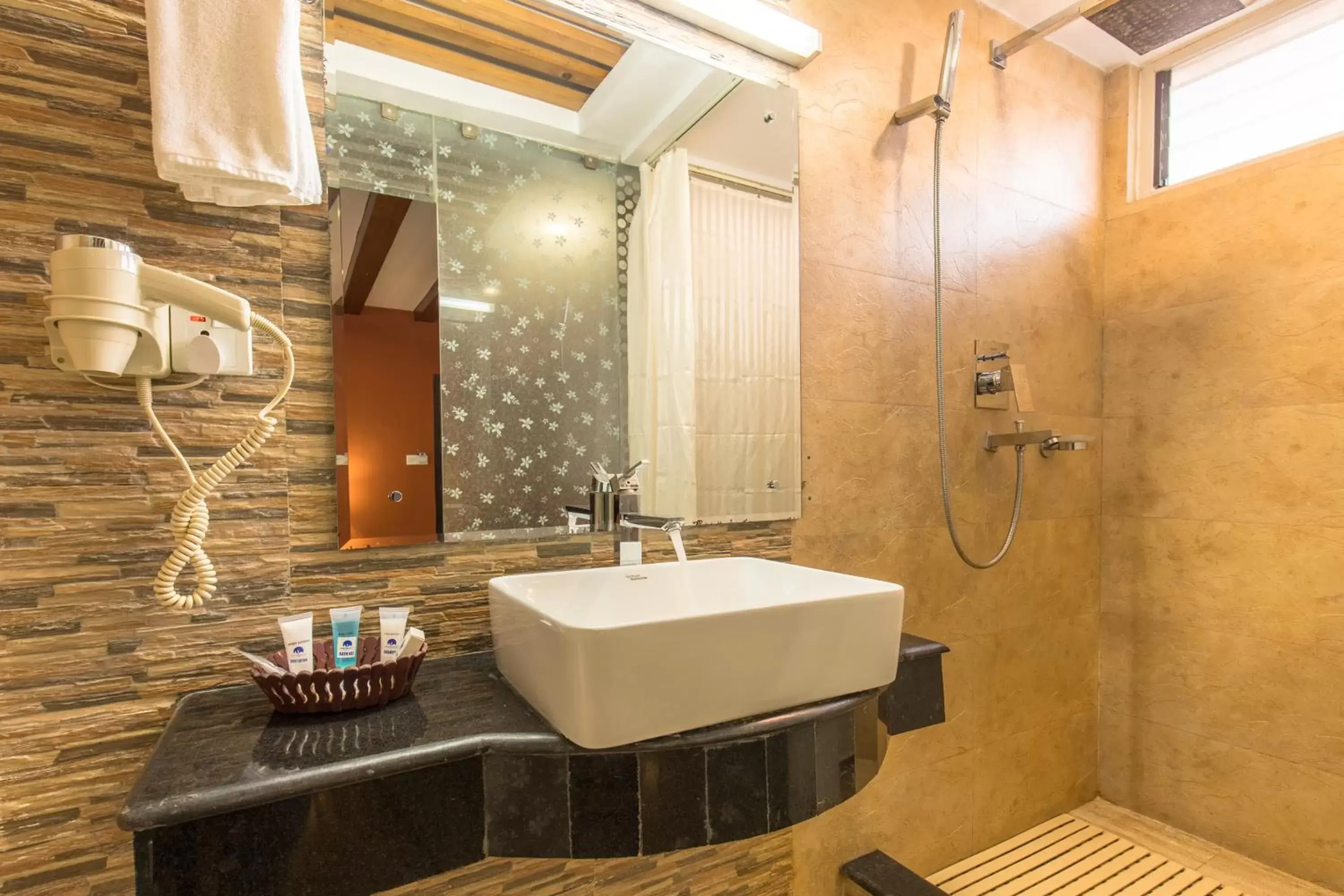 Shower, Bathroom in Hotel Moonlight