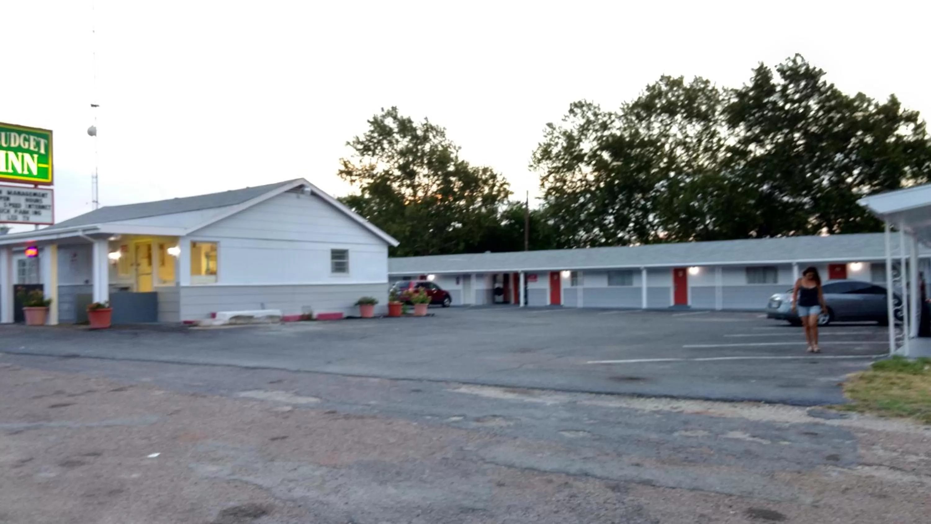 Property building in Budget Inn Hamilton