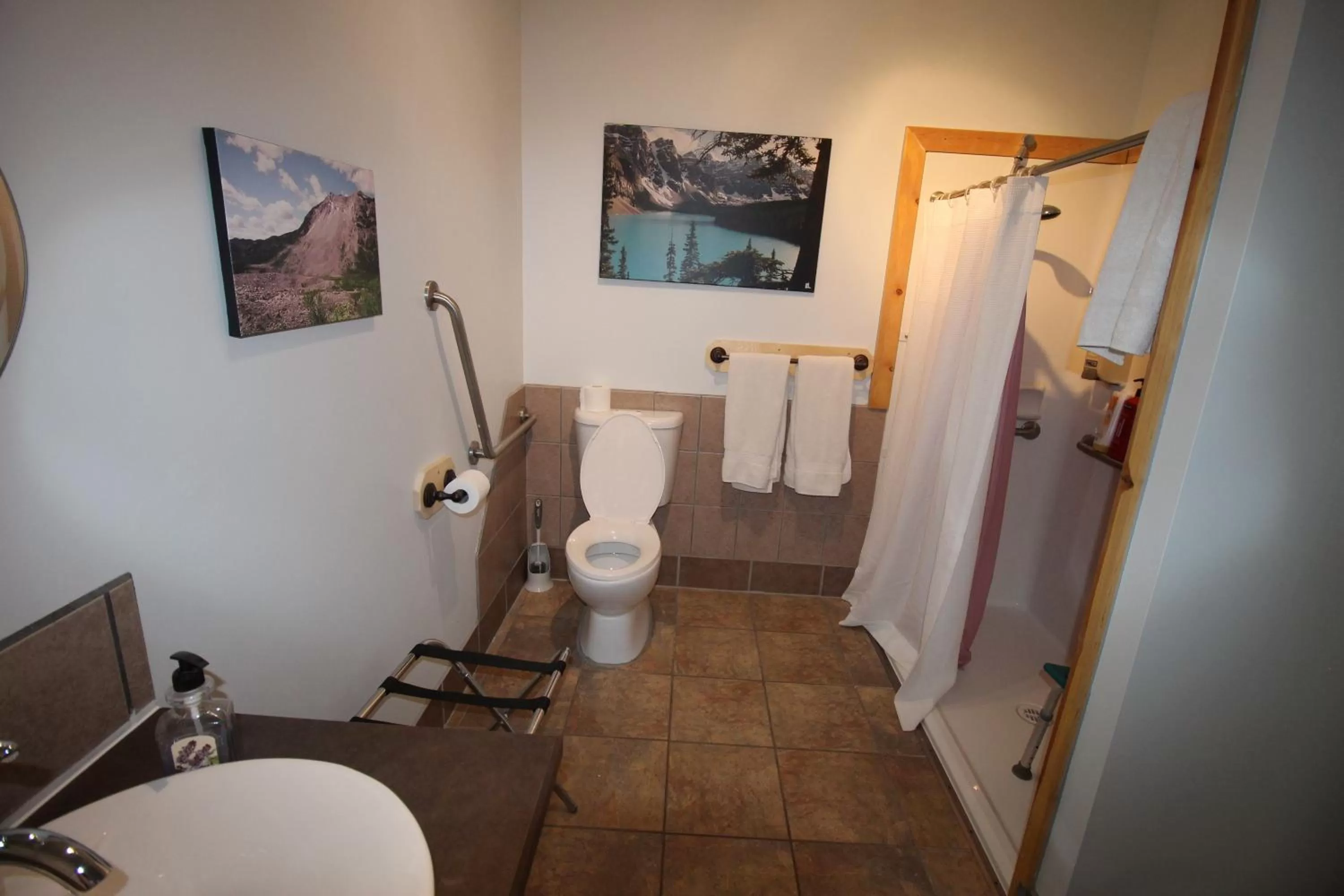 Bathroom in York Creek Bed & Breakfast