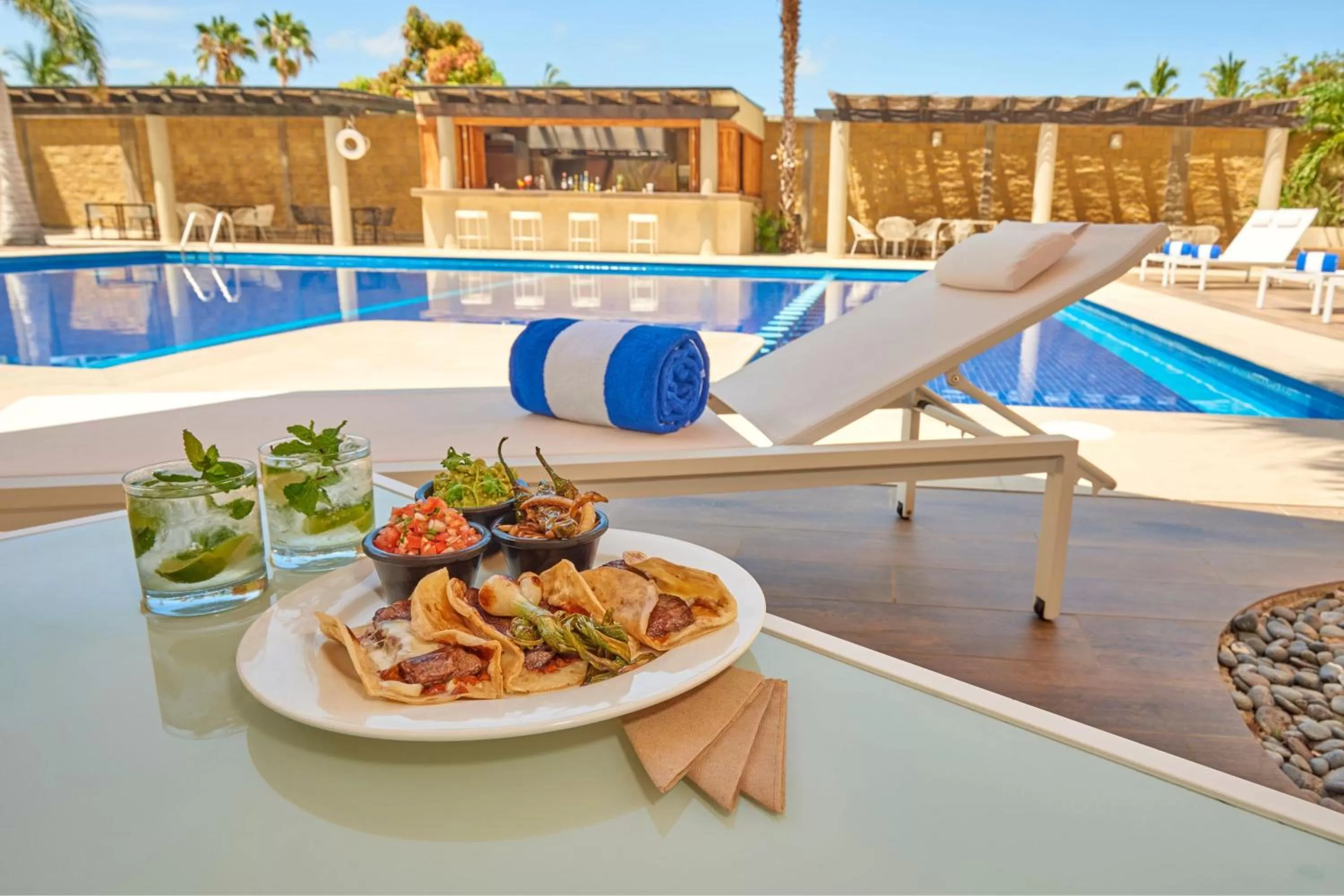 Restaurant/places to eat, Swimming Pool in City Express Plus by Marriott Cabo San Lucas
