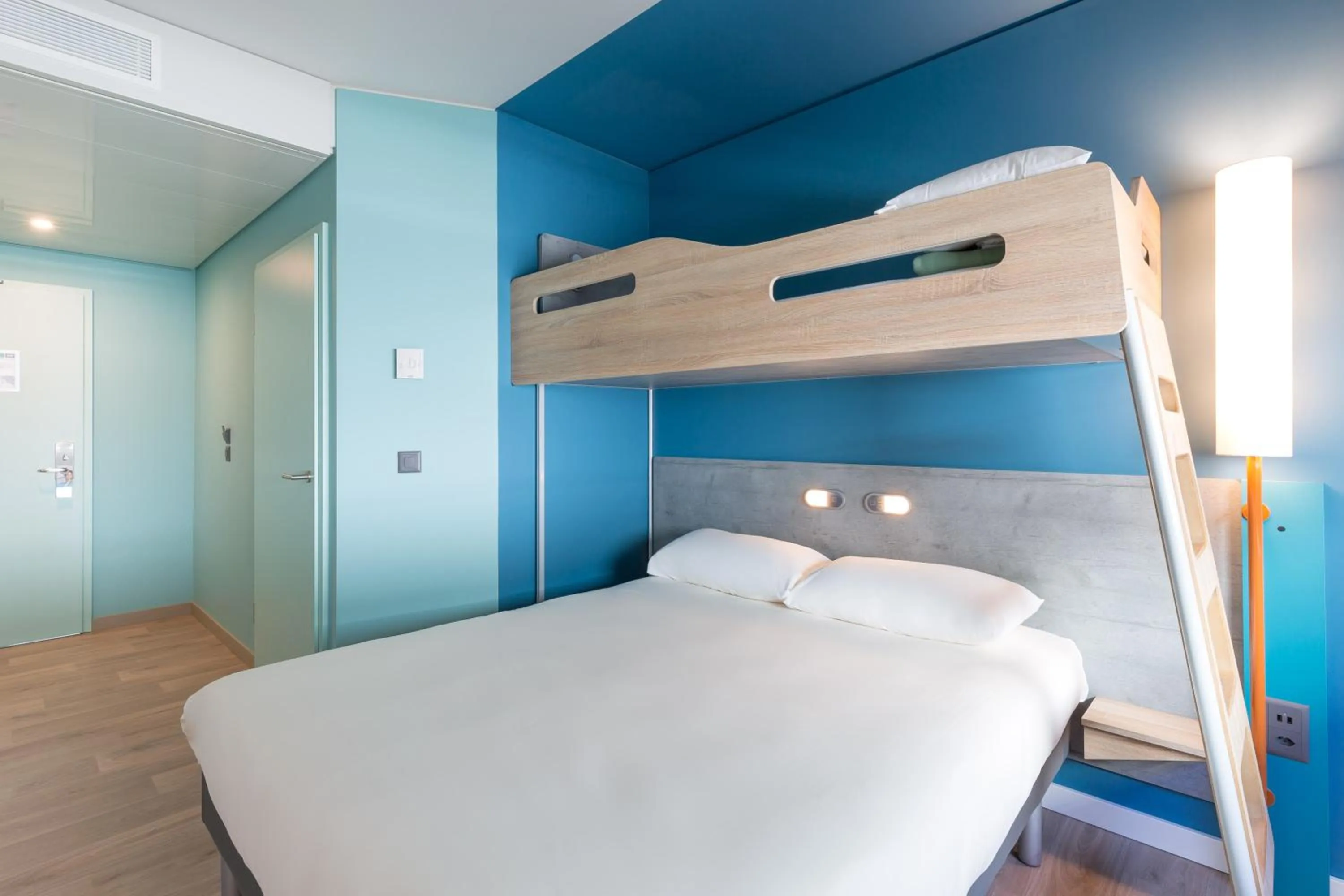 Photo of the whole room, Bed in ibis budget Geneve Palexpo Aeroport