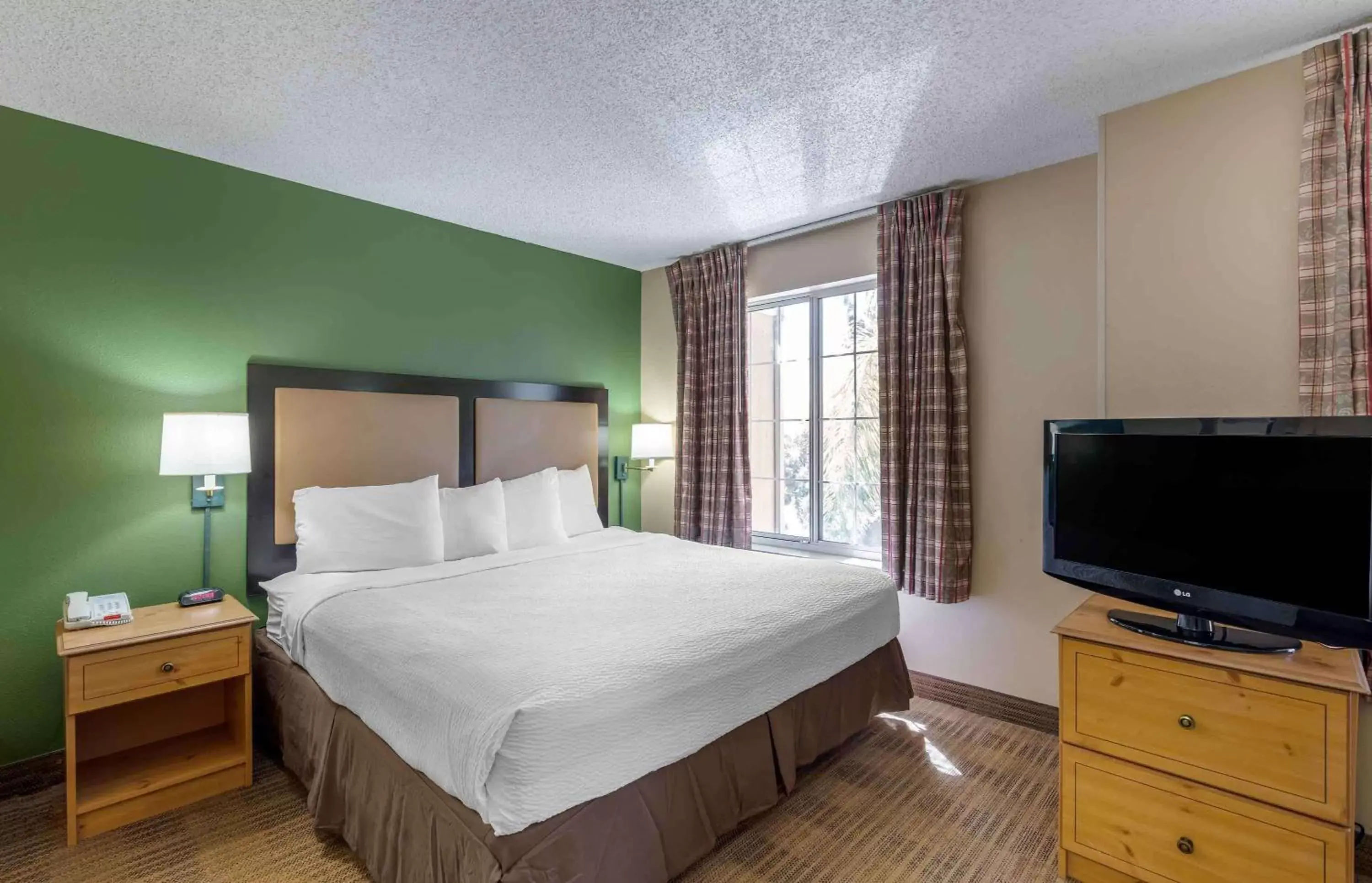 Bedroom, Bed in Extended Stay America Suites - Los Angeles - Glendale