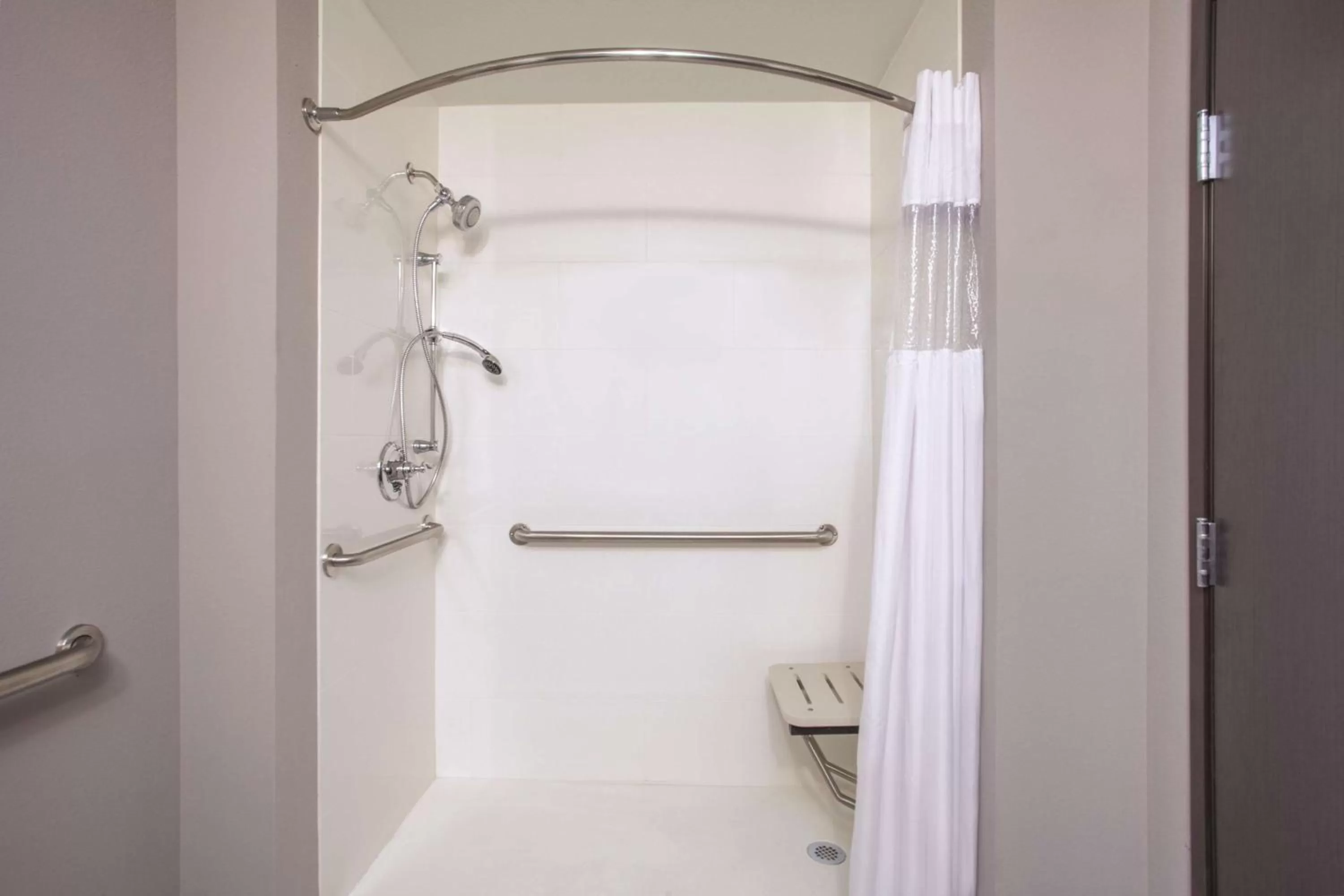 Photo of the whole room in La Quinta by Wyndham Cullman