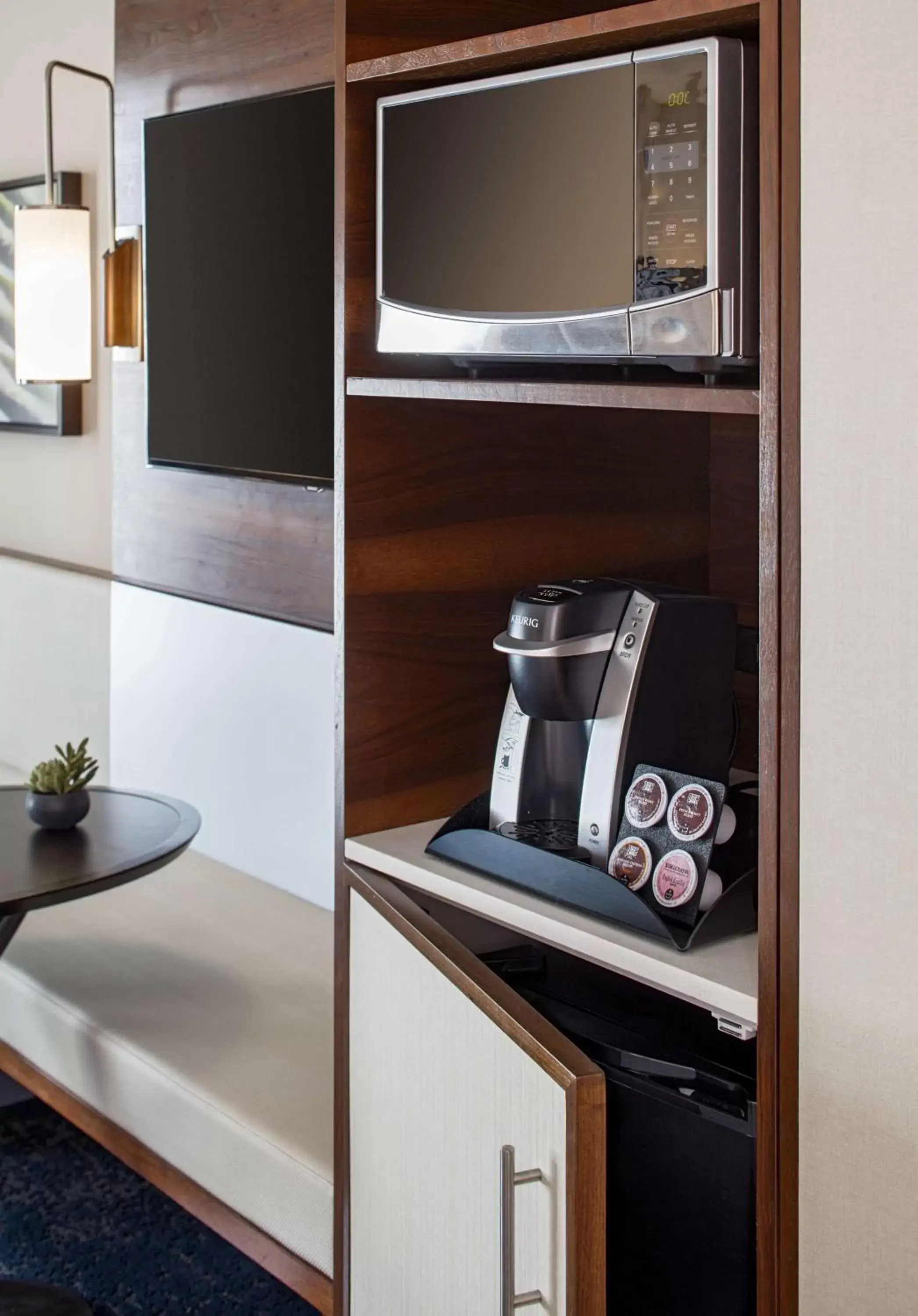 Living room, Kitchen/Kitchenette in Hilton Garden Inn Waikiki Beach