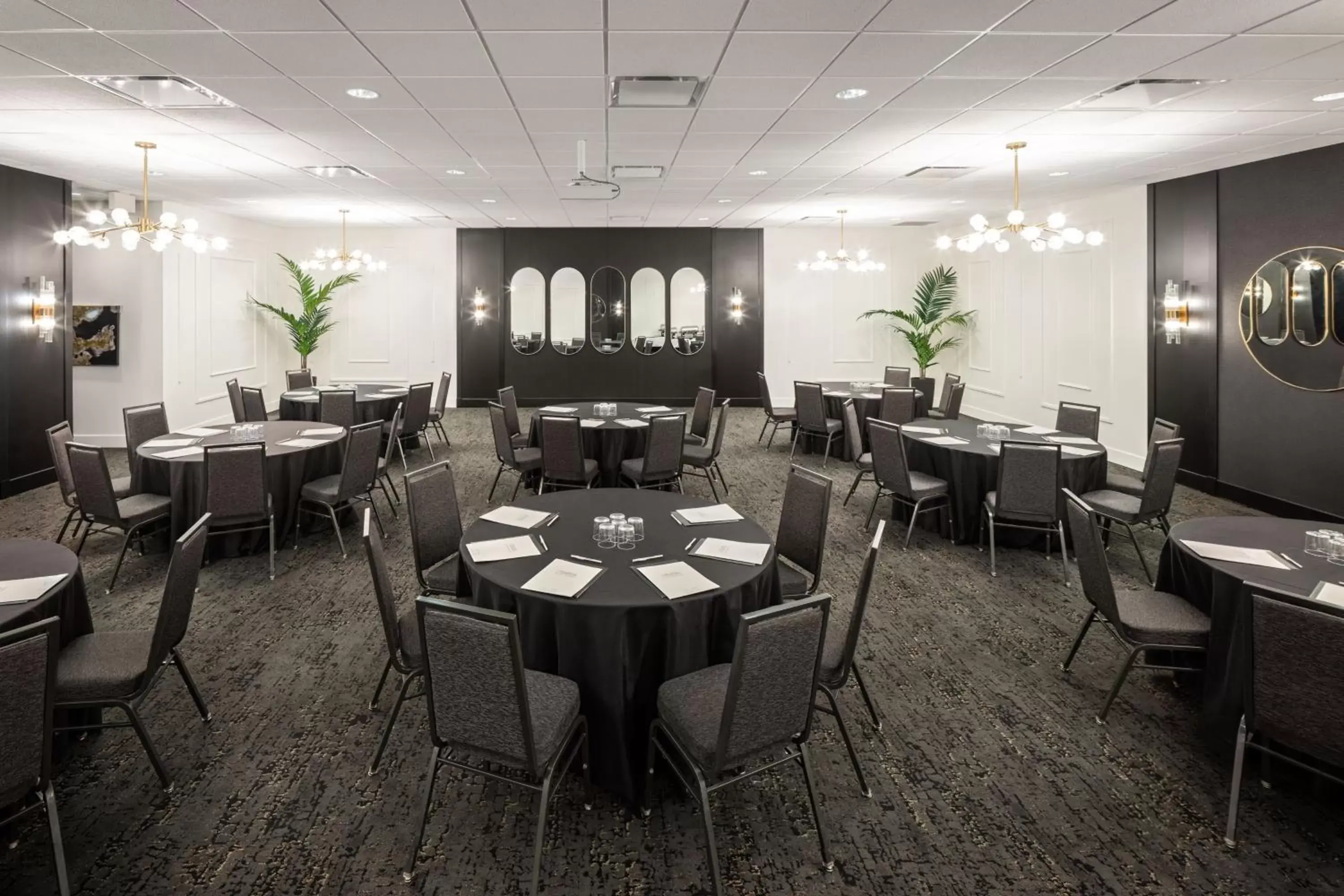 Meeting/conference room, Restaurant/Places to Eat in Residence Inn by Marriott Calgary South