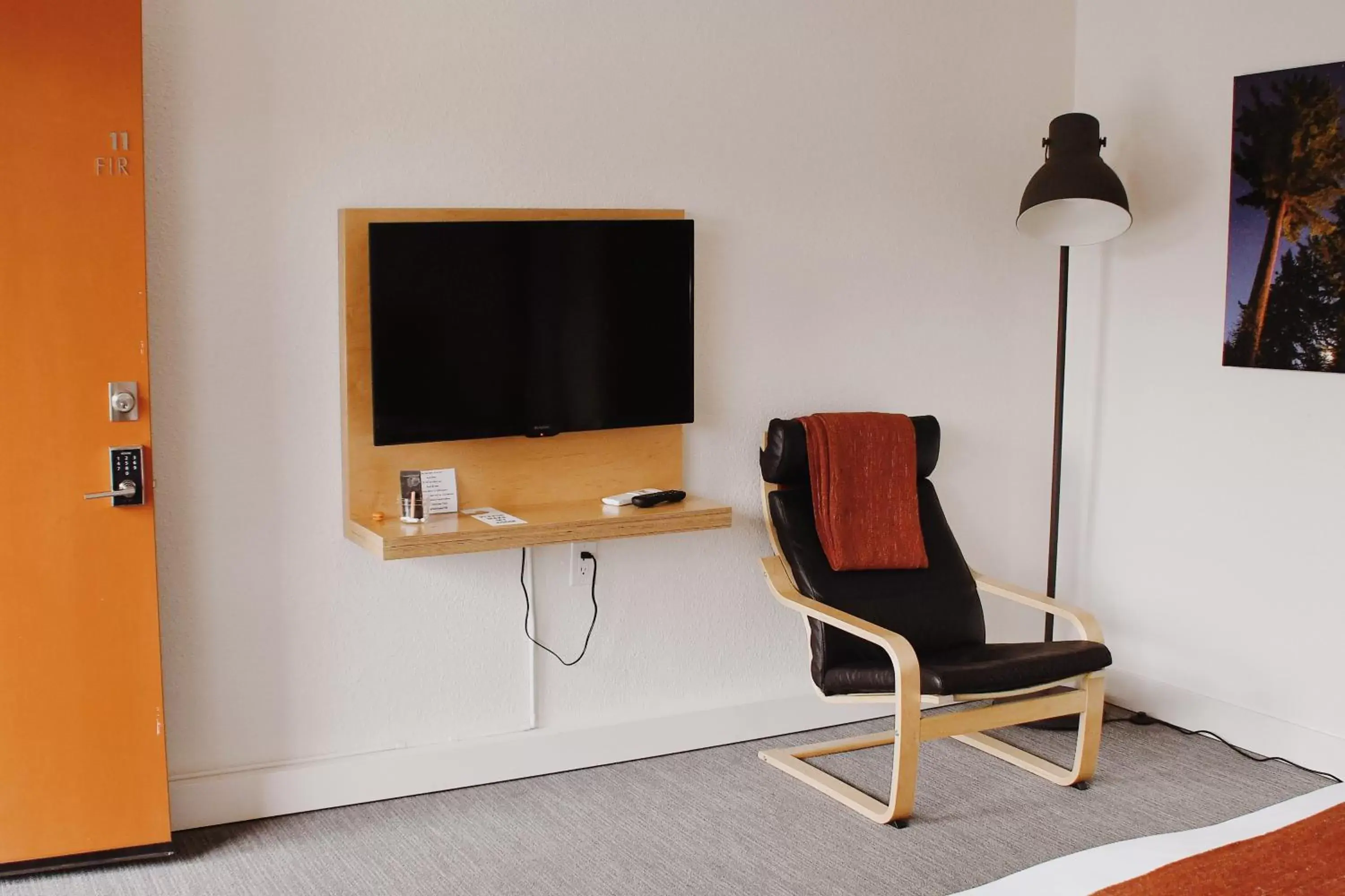 Seating area, TV/Entertainment Center in Heliotrope Hotel