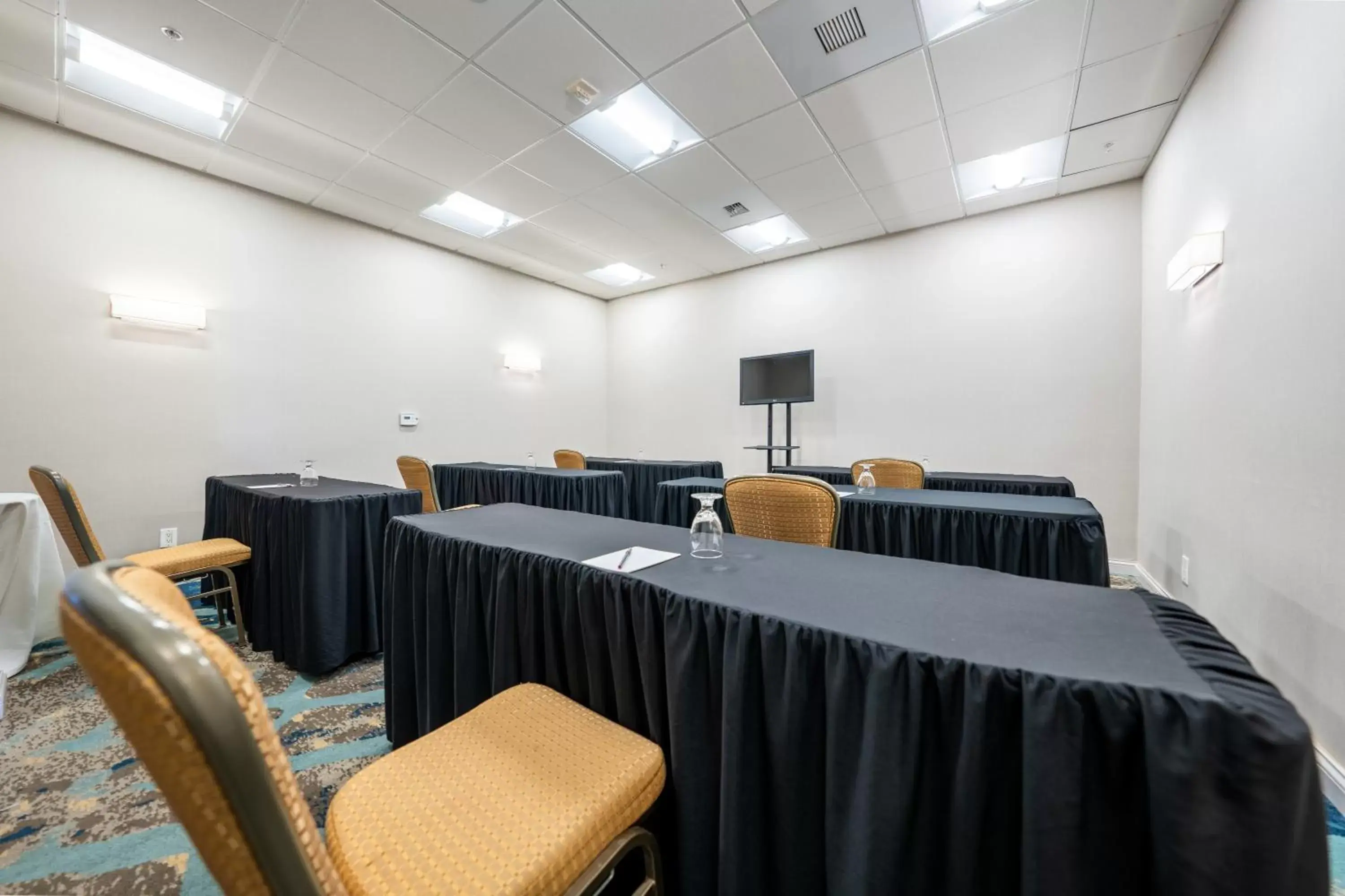 Meeting/conference room in Crowne Plaza Hotel Ventura Beach, an IHG Hotel