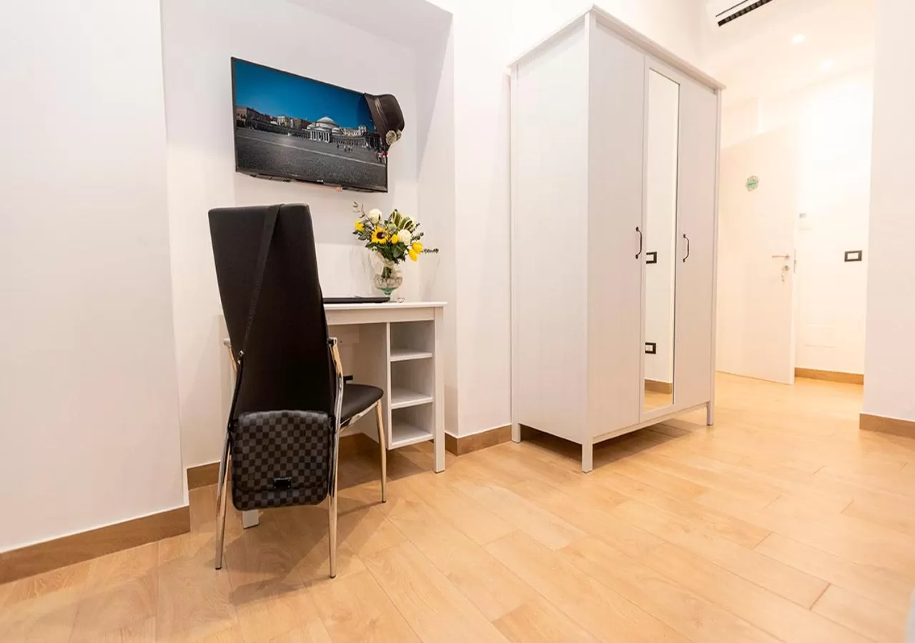 Bedroom, TV/Entertainment Center in B&B Vico Milano 18